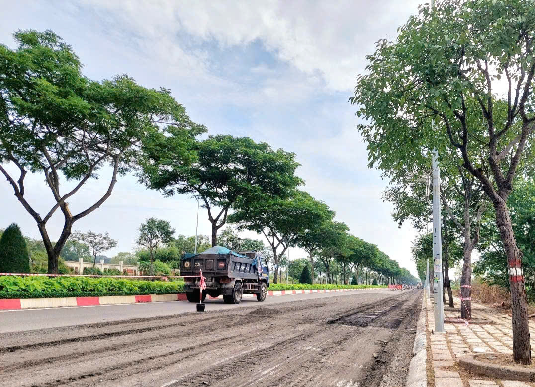 Đoạn đường thi công sửa chữa thiếu người điều tiết, không đảm bảo an toàn giao thông. (Ảnh chụp ngày 17/12)