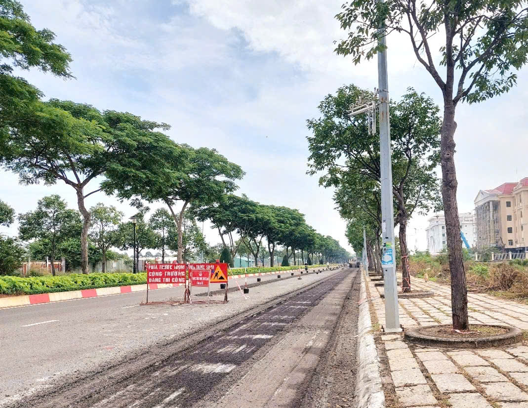Đoạn đường thi công chiếm hết 3/2 mặt đường, tiềm ẩn nguy cơ tai nạn với người điều khiển xe máy. (Ảnh chụp ngày 17/12)