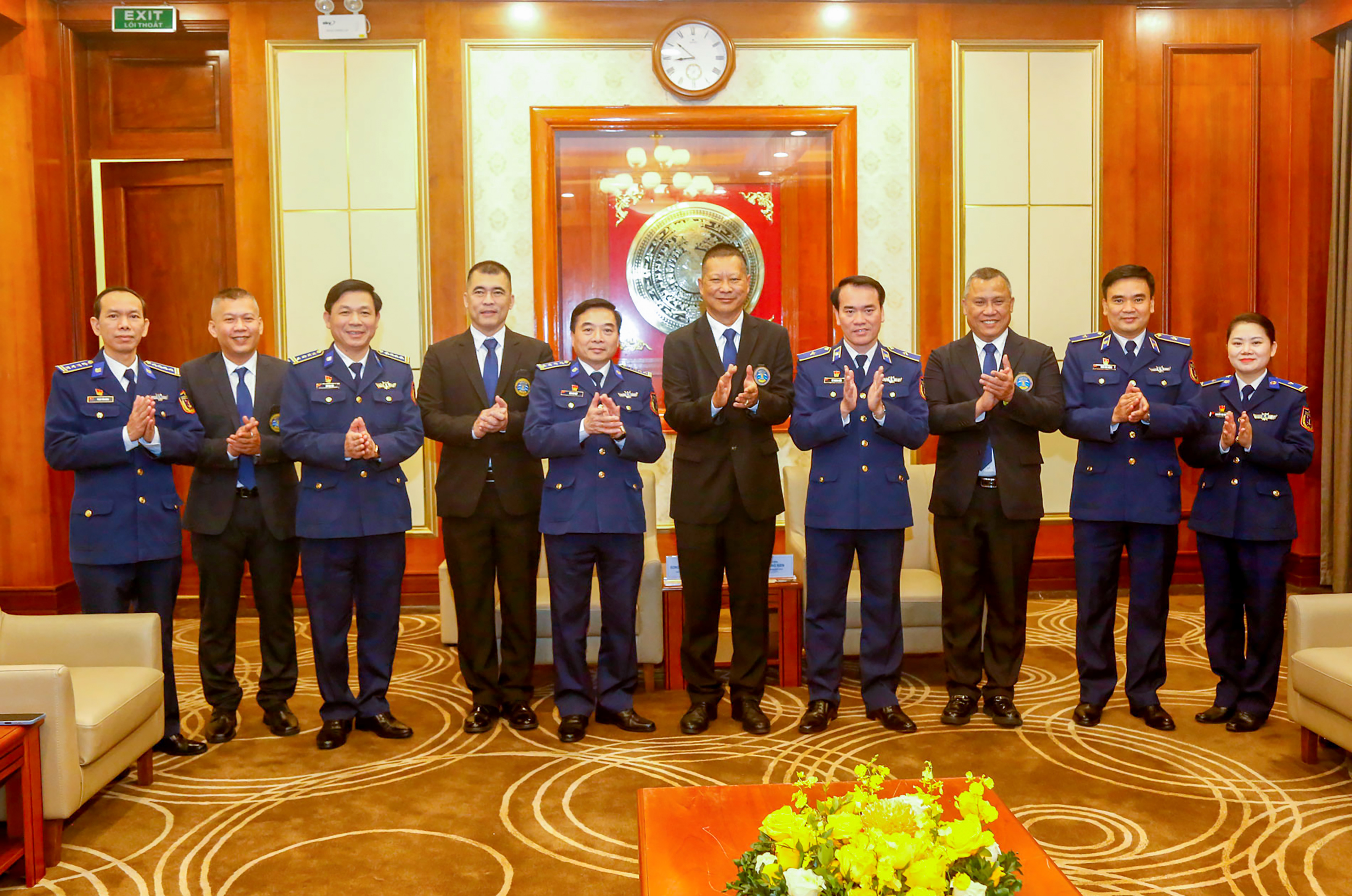 Đại diện Cảnh sát biển Việt Nam và Trung tâm chỉ huy Hàng hải thái Lan chụp ảnh lưu niệm tại buổi gặp xã giao và trao đổi song phương.