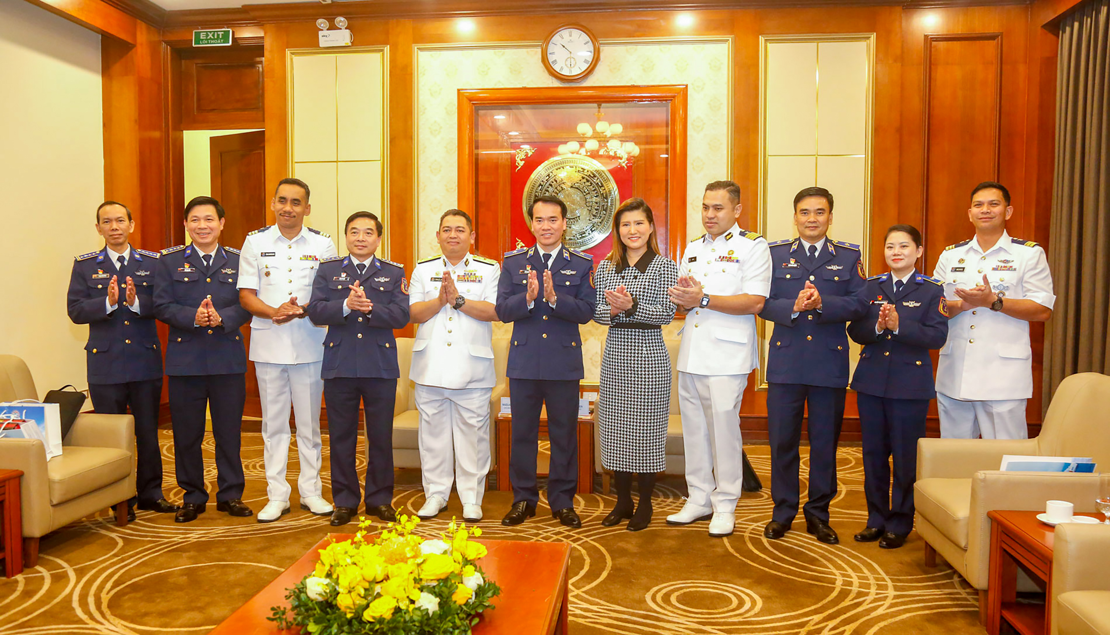 Cảnh sát biển Việt Nam và Cơ quan thực thi pháp luật trên biển Malaysia chụp ảnh lưu niệm.
