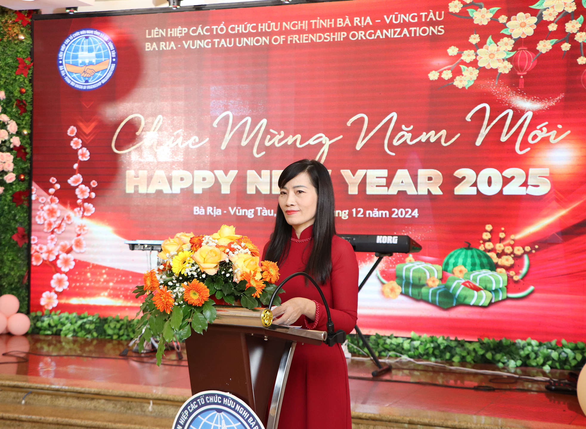 Bà Đỗ Thị Như Mai, Chủ tịch Liên hiệp các tổ chức hữu nghị tỉnh phát biểu chúc mừng tại buổi họp mặt.