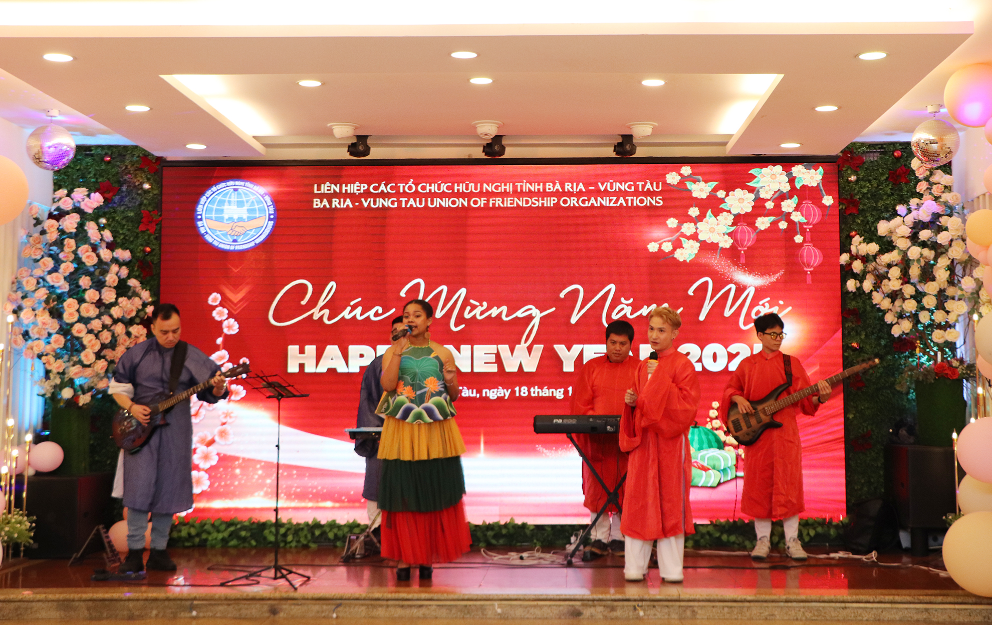 Các tiết mục văn nghệ sôi động, tạo không khí tươi vui tại buổi họp mặt.