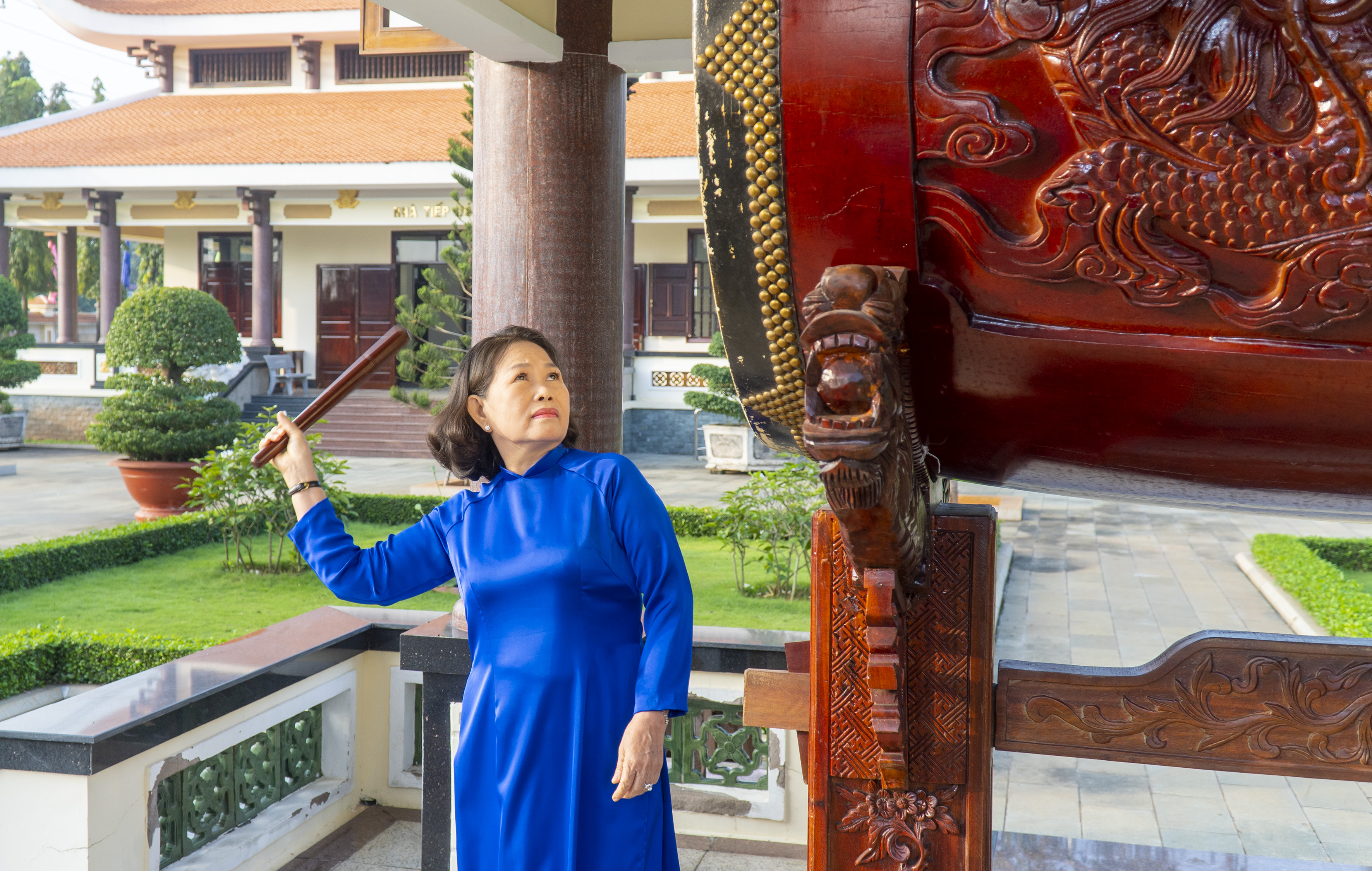 Bà Nguyễn Thị Yến, Phó Bí thư Thường trực Tỉnh ủy, Trưởng Đoàn ĐBQH tỉnh thực hiện nghi thức khai trống.