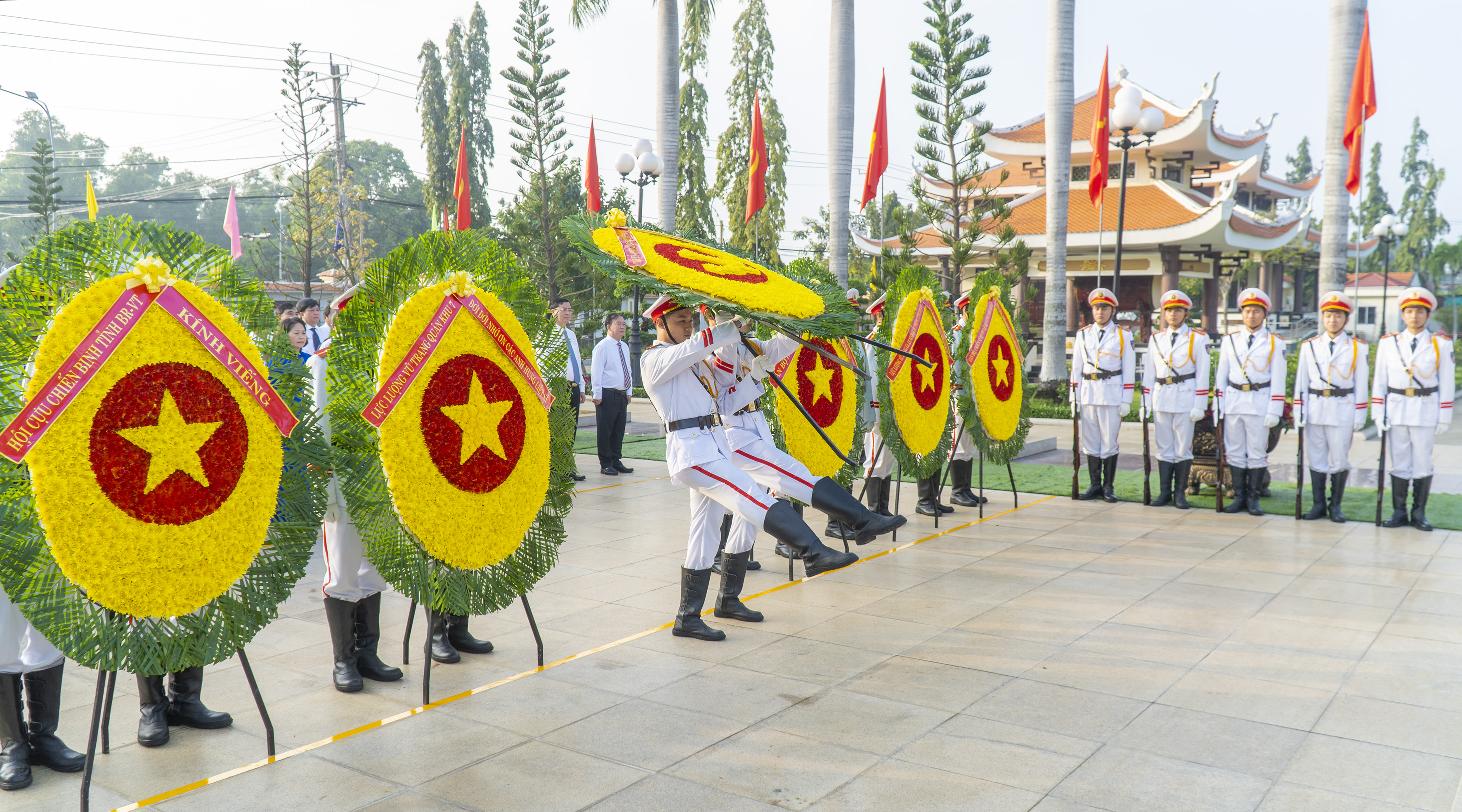 Các đại biểu đặt vòng hoa mang dòng chữ “Đời đời ghi nhớ công ơn của các Anh hùng Liệt sĩ”.