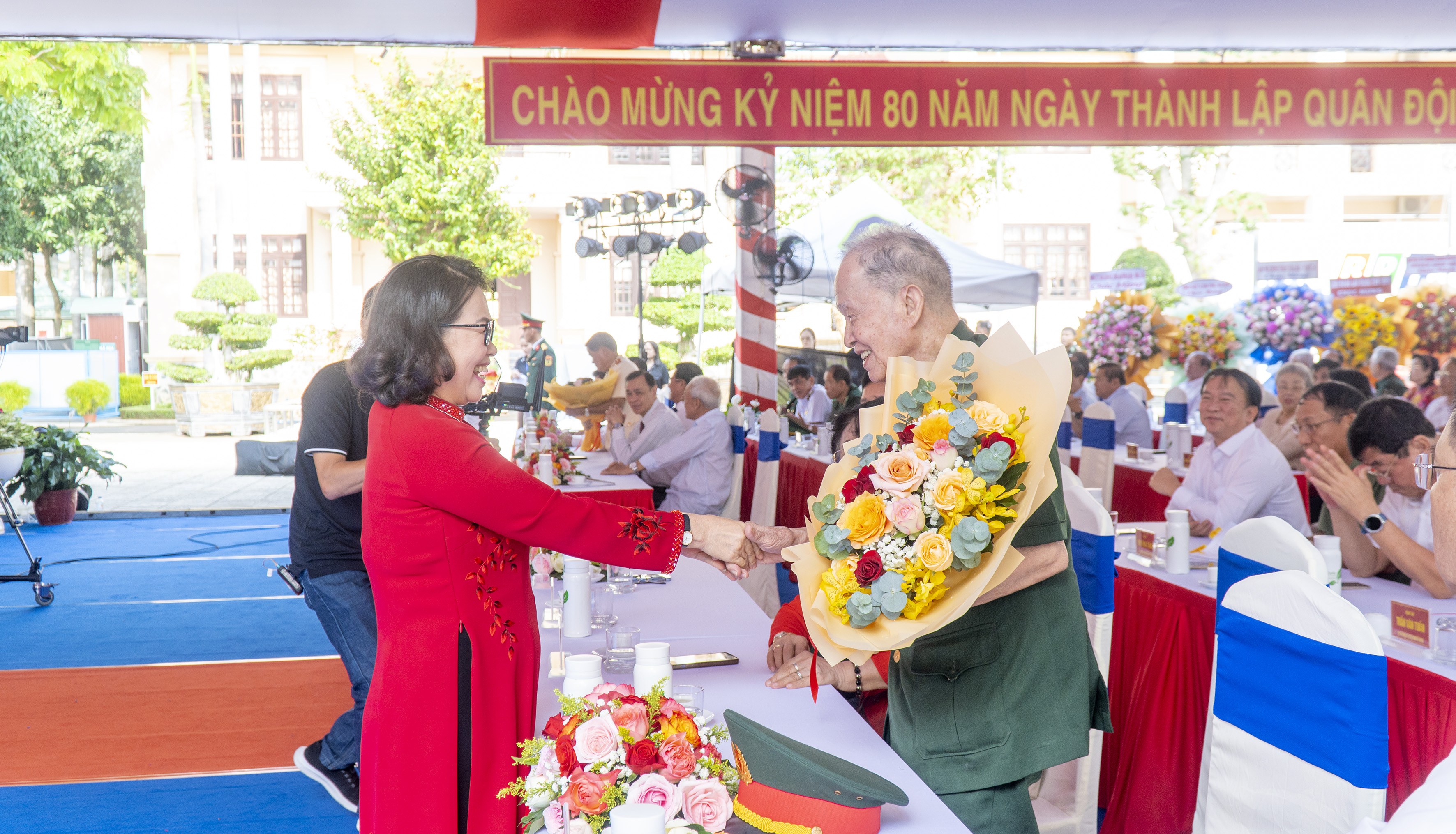 Bà Nguyễn Thị Yến, Phó Bí thư Thường trực Tỉnh ủy, Trưởng Đoàn ĐBQH tỉnh tặng hoa tri ân Đại tá, Anh hùng LLVT Nguyễn Văn Tàu.