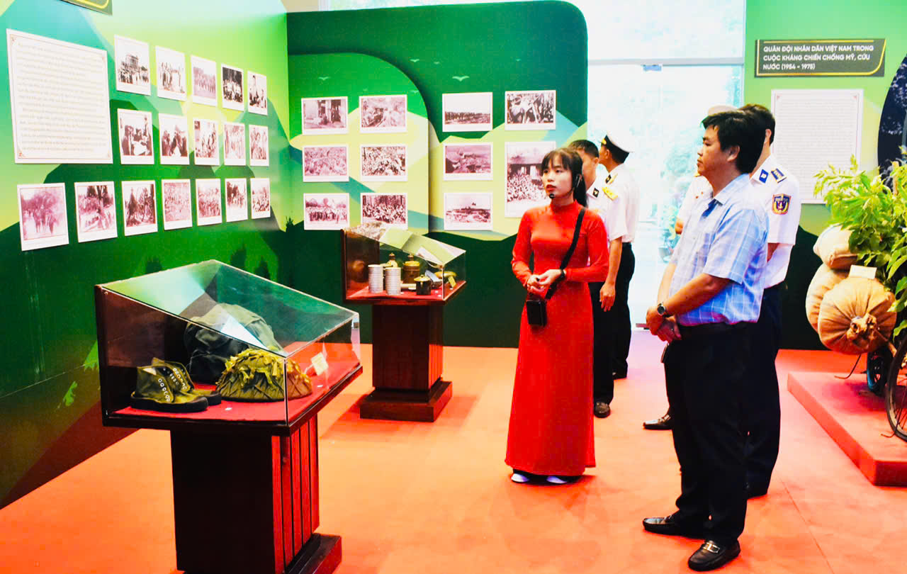 Các đại biểu tham quan trưng bày chuyên đề 