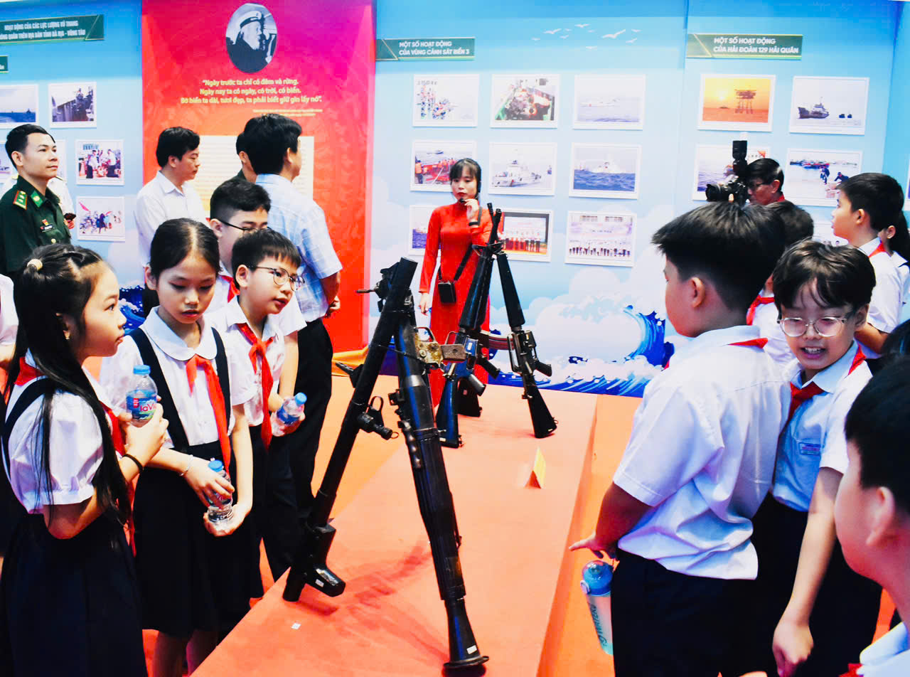 Đông đảo các em học sinh tham quan trưng bày trong ngày khai mạc.