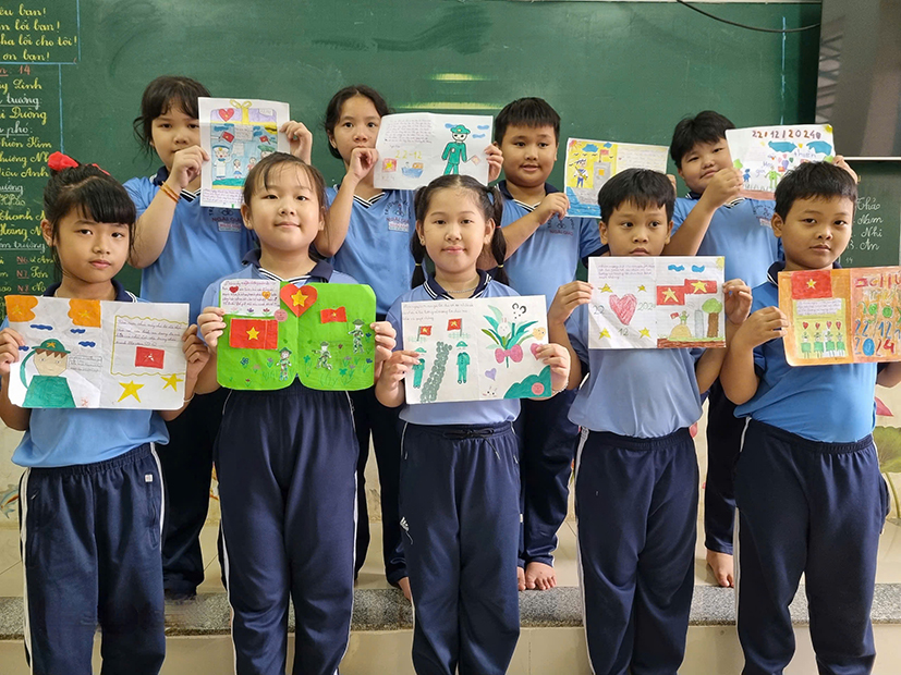 Các em HS lớp 3A4, Trường TH Ngãi Giao (huyện Châu Đức) tự tay làm thiệp để gửi lời chúc, lời tri ân đến các chú bộ đội nhân Ngày 22/12.