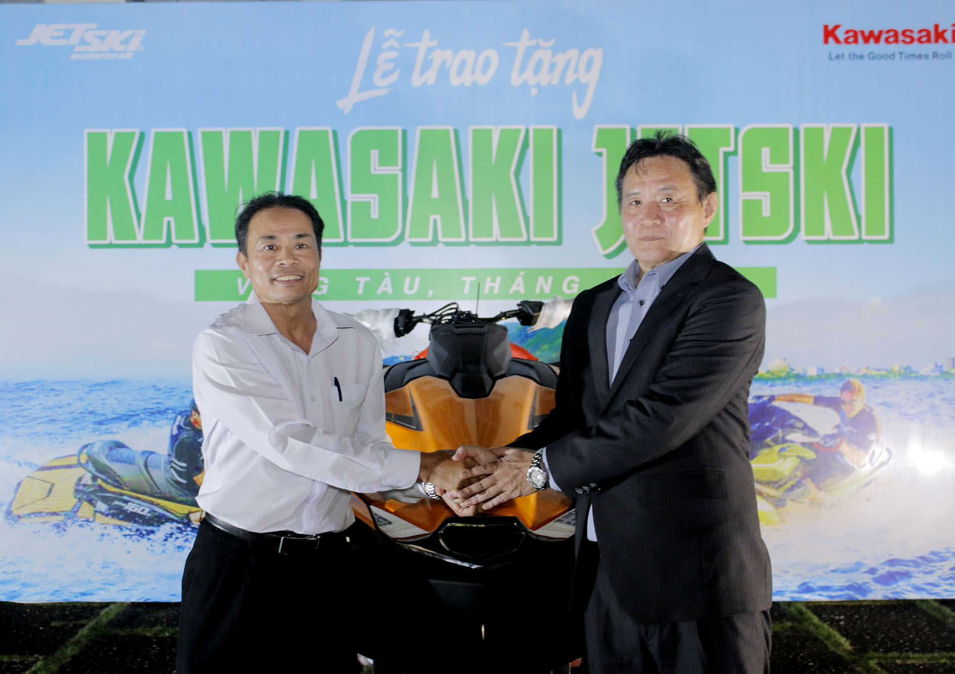 Đại diện Tập đoàn Kawasaki trao tặng mô tô trượt nước Jetski cho Trung tâm Quản lý và Hỗ trợ khách du lịch TP.Vũng Tàu.