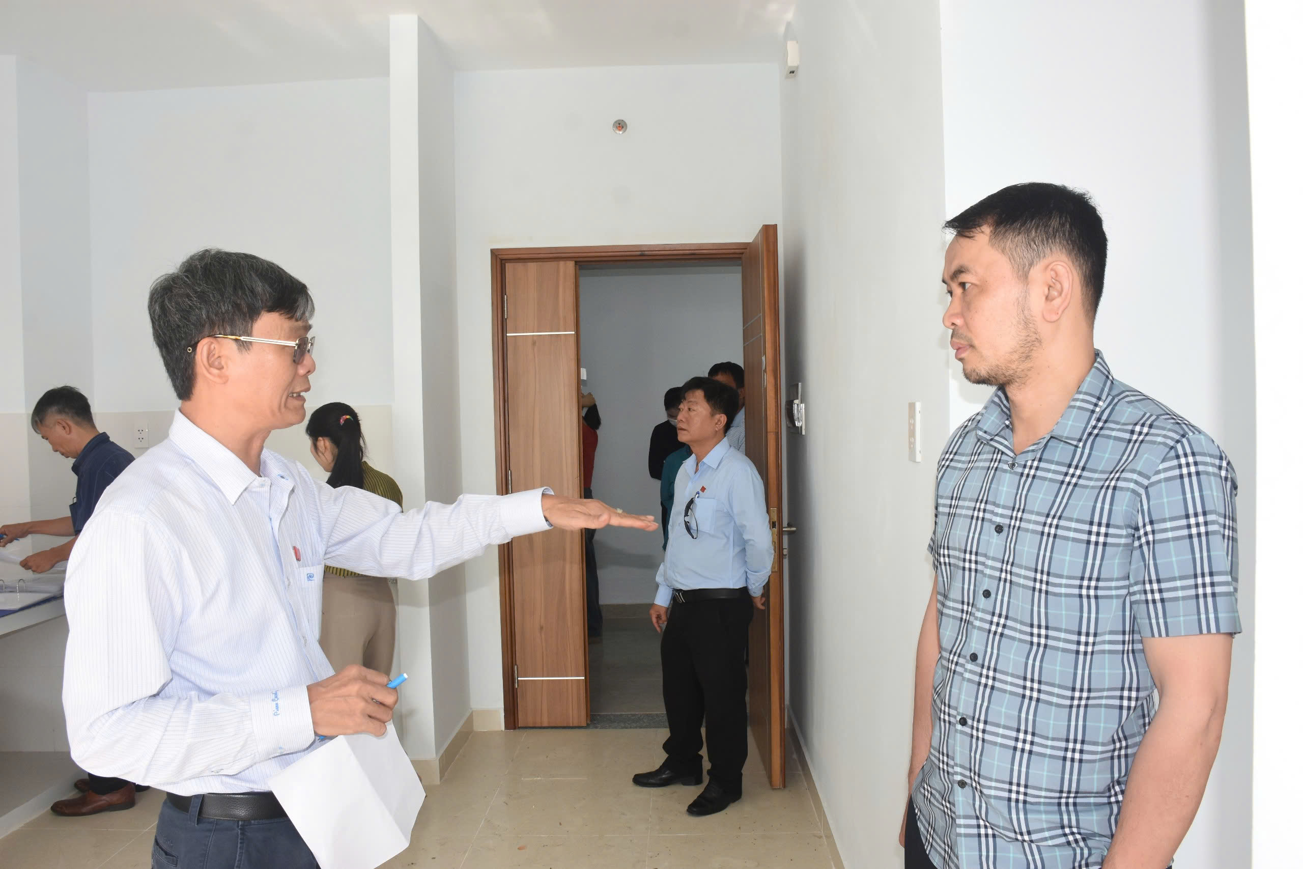 Người dân nhận bàn giao căn hộ chung cư TĐC Thắng Tam vào sáng 20/12 theo hình thức 