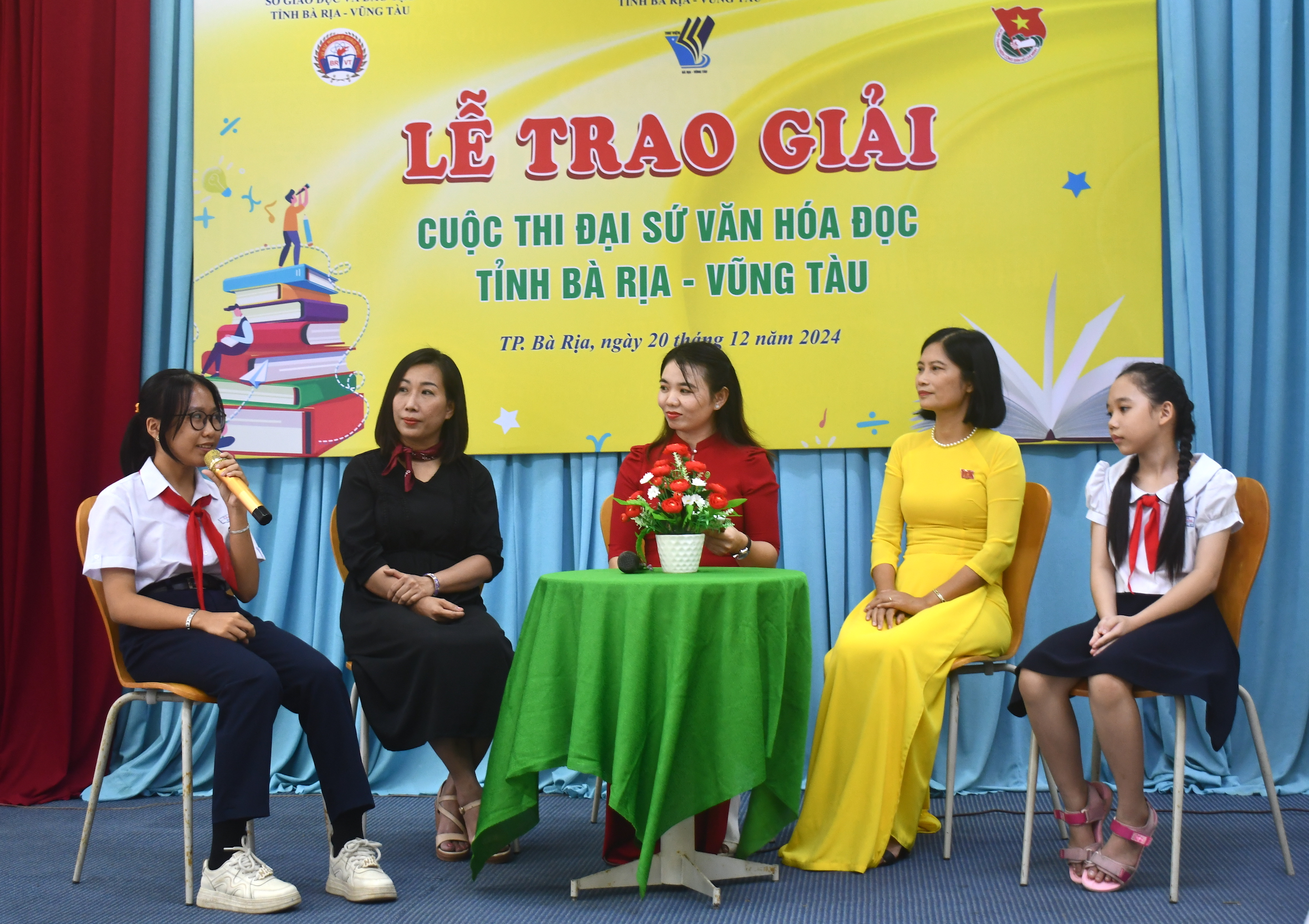 Diễn giả Lê Thị Hiếu Thảo, đại diện trường học và các em thí sinh đạt giải cao giao lưu tại chương trình.