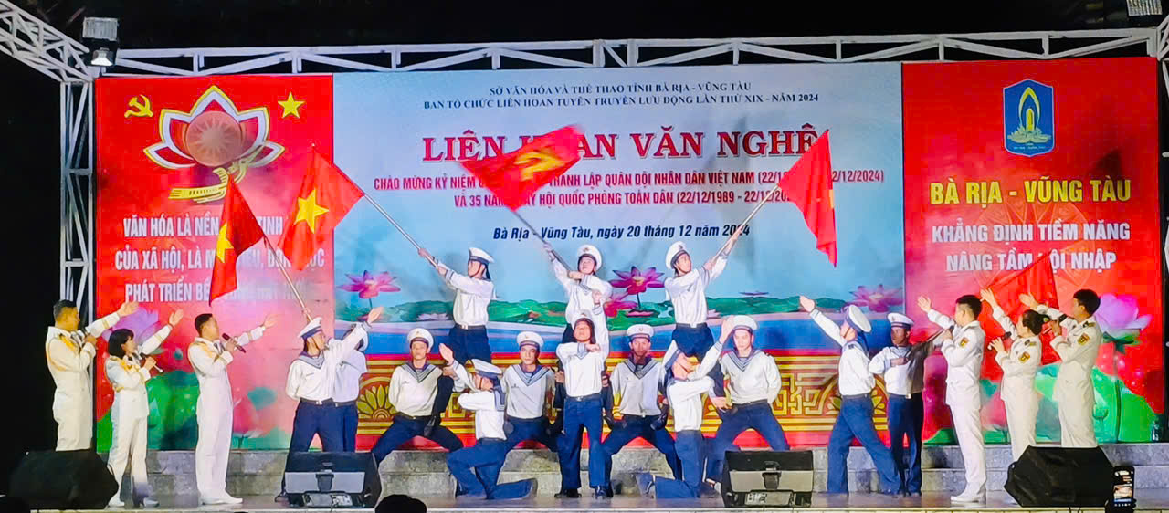 Tiết mục Tiến bước dưới quân kỳ của Đội Văn nghệ xung kích Lữ đoàn 171 Hải quân.