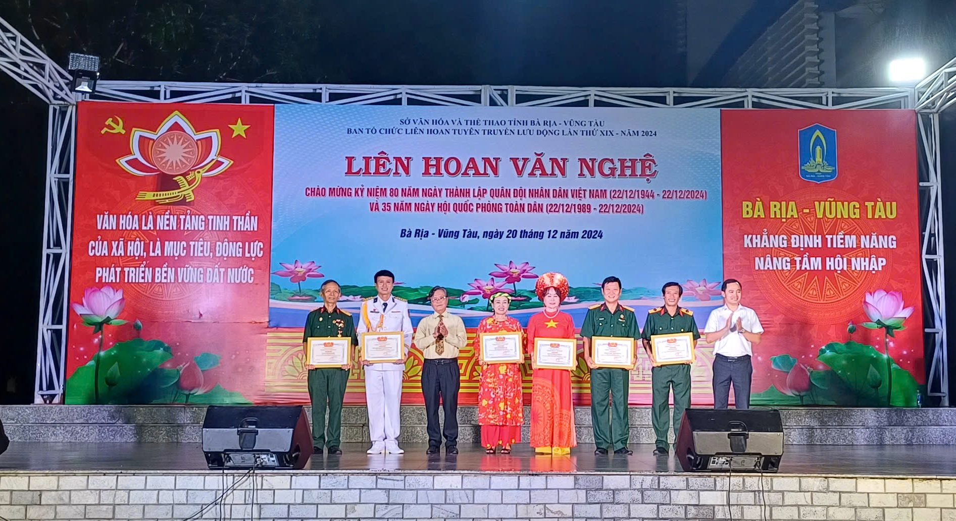 Ban tổ chức trao giải đến các đội tham gia liên hoan.