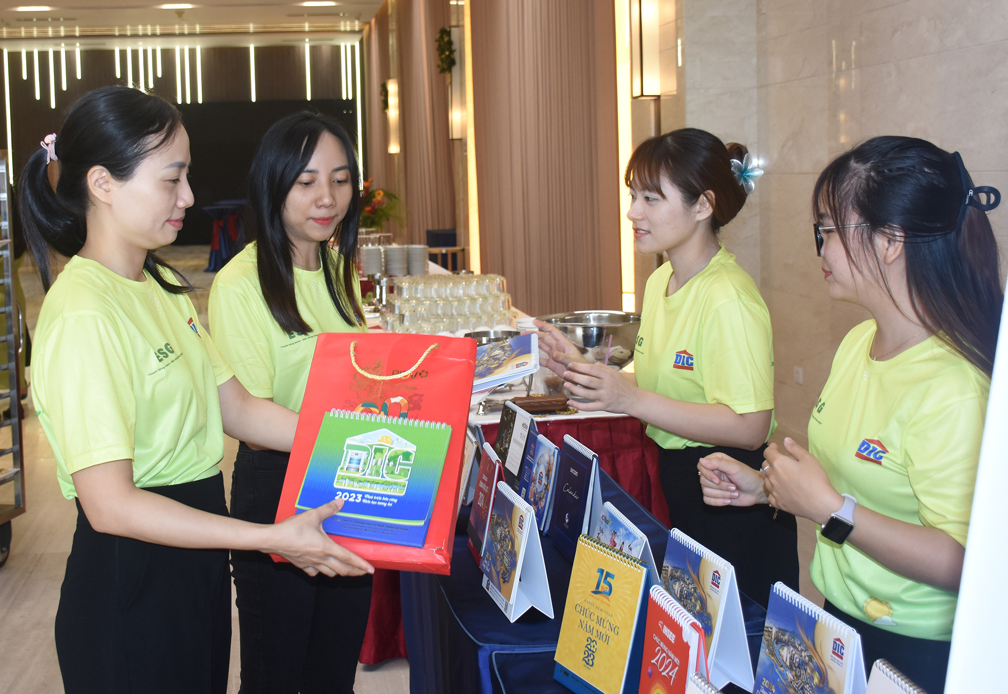 Các bạn đoàn viên Tập đoàn DIC háo hức tham gia chương trình đổi lịch cũ