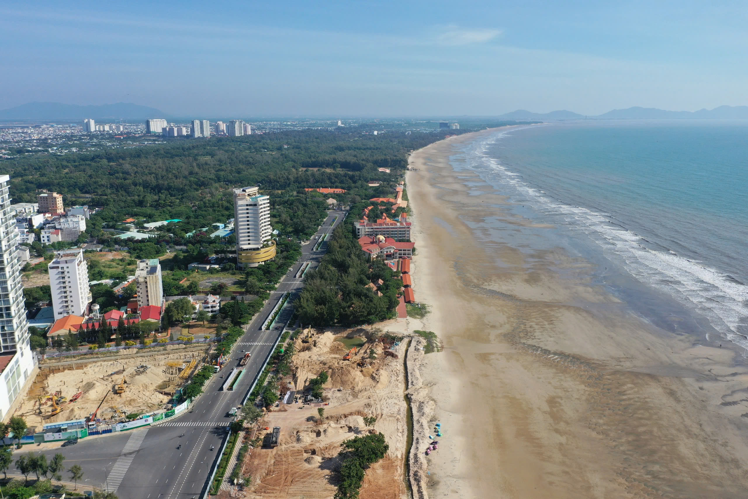 Không gian từ đường Thùy Vân ra hướng biển đã hoàn toàn thông thoáng.