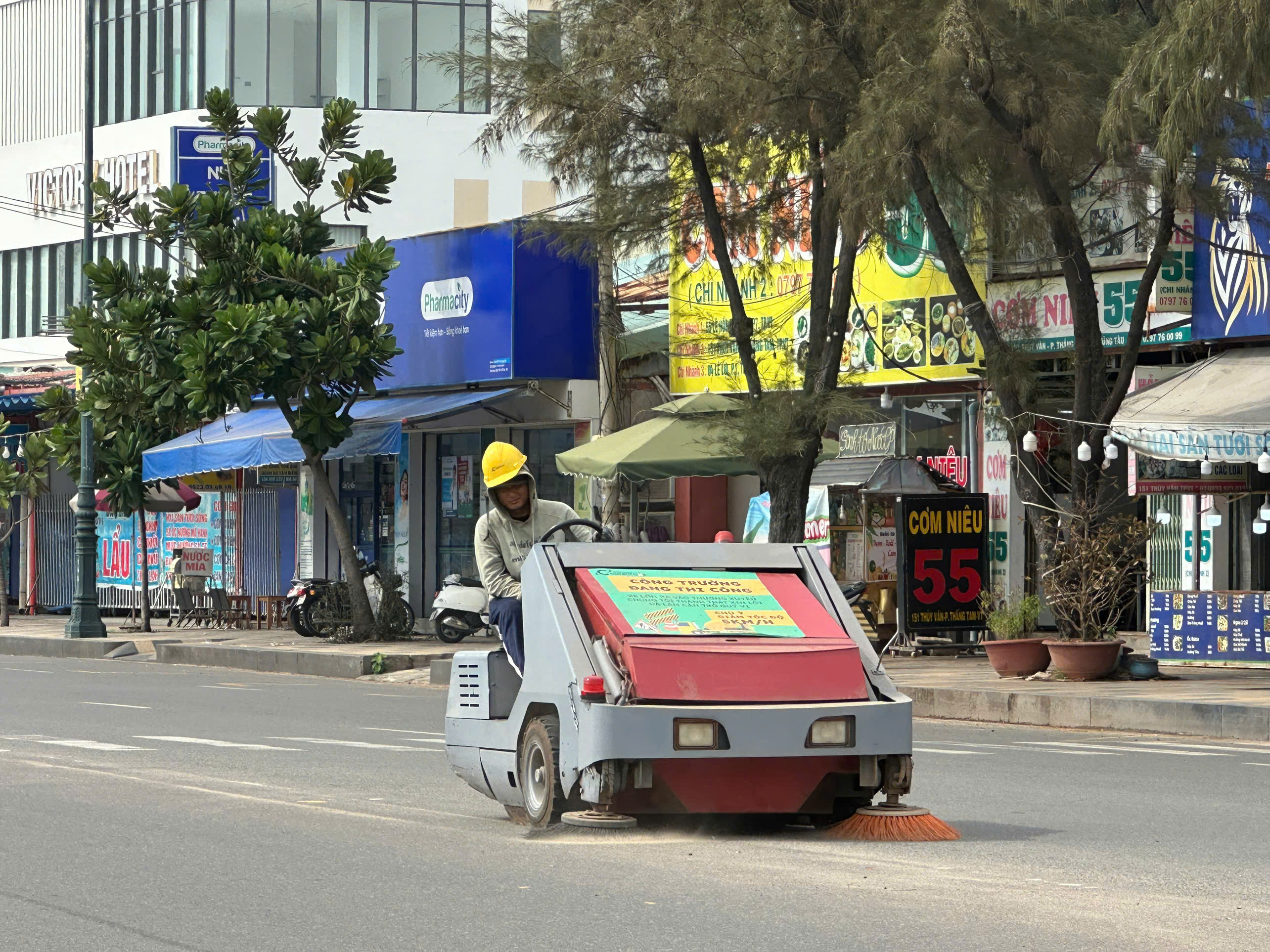 Xe hút bụi hoạt động liên tục dọc đường để giảm thiểu bụi do gió thổi cát ra.