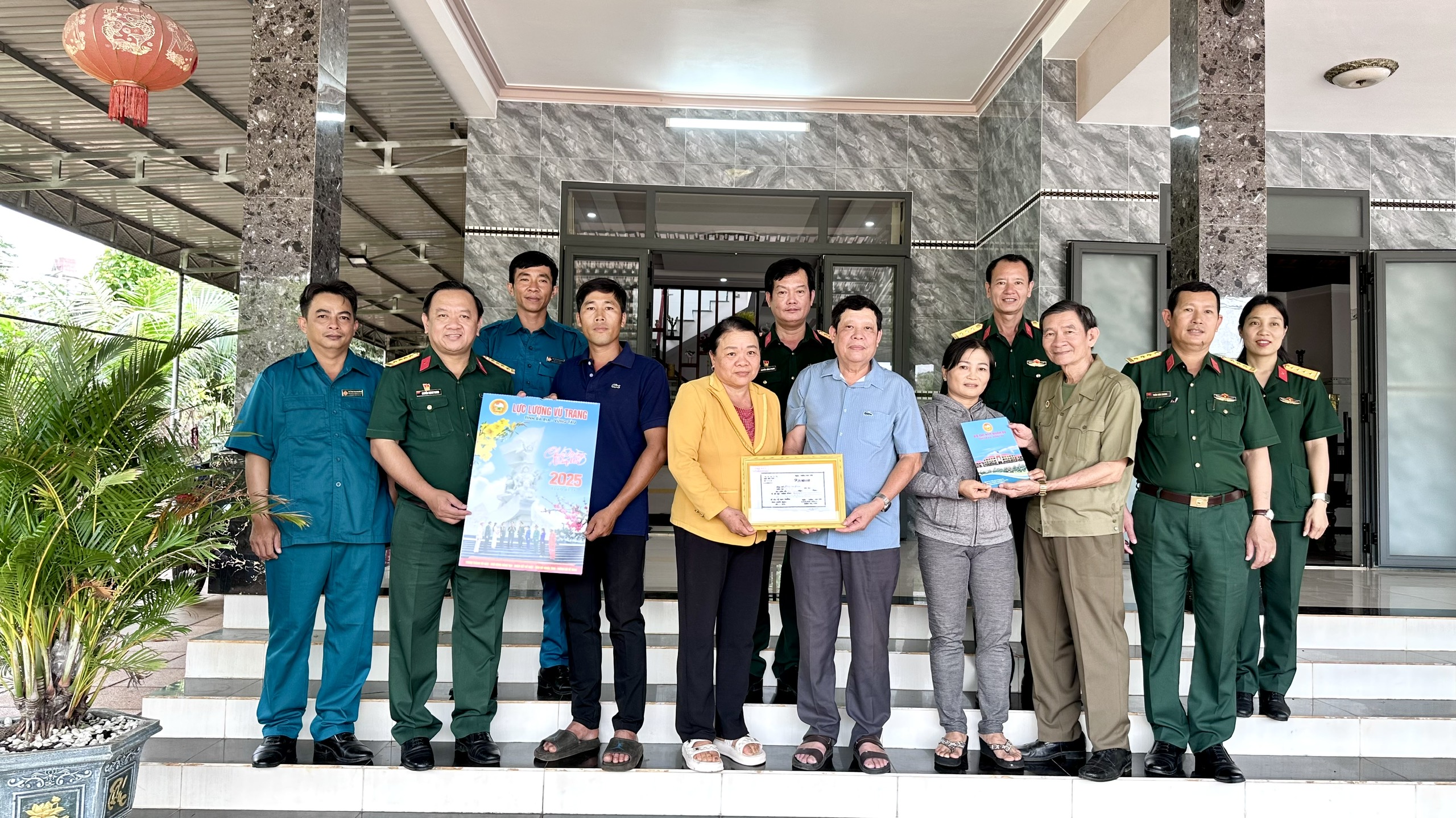 Đại tá Nguyễn Thành Trung, Chính ủy  Bộ CHQS tỉnh trao trả kỷ vật cho gia đình  thân nhân liệt sĩ Trần Văn Thân (huyện Đất Đỏ).