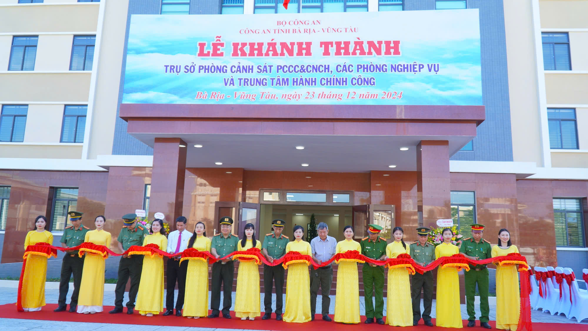 Các đại biểu cắt băng tại lễ khánh thành. 