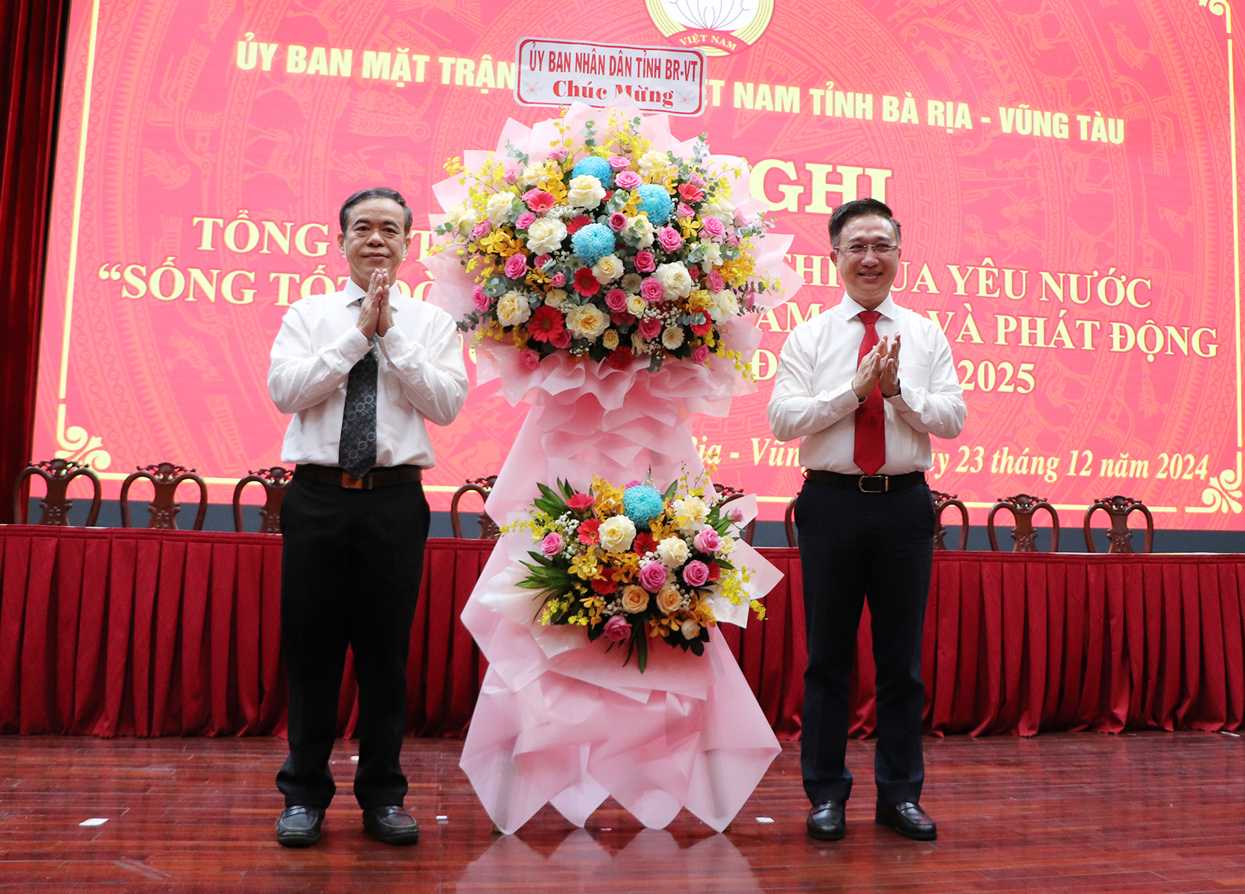 Phó Chủ tịch UBND tỉnh Đặng Minh Thông tặng hoa chúc mừng hội nghị.