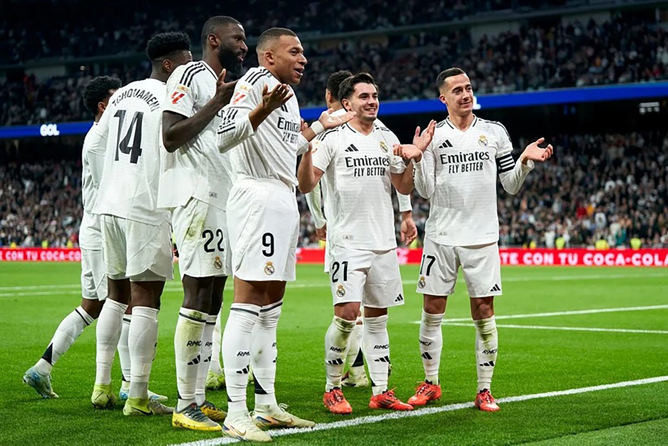 Real Madrid vượt qua Barcelona trên bảng xếp hạng La Liga.