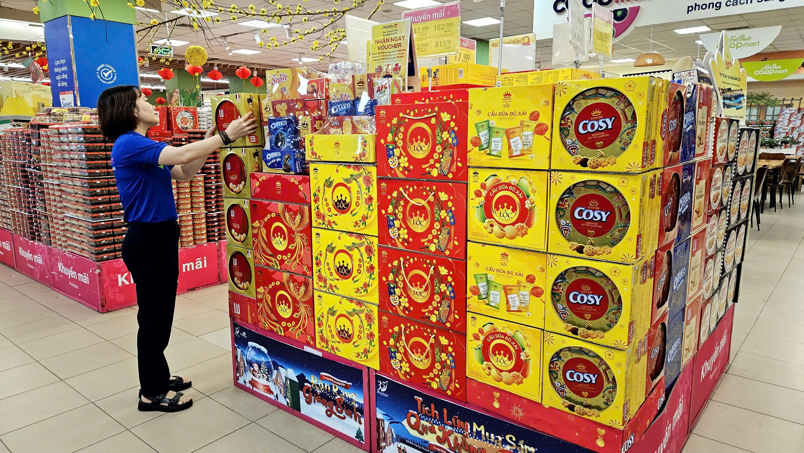Sản phẩm bánh kẹo thương hiệu Việt bày bán trong siêu thị Co.op Mart Vũng Tàu
