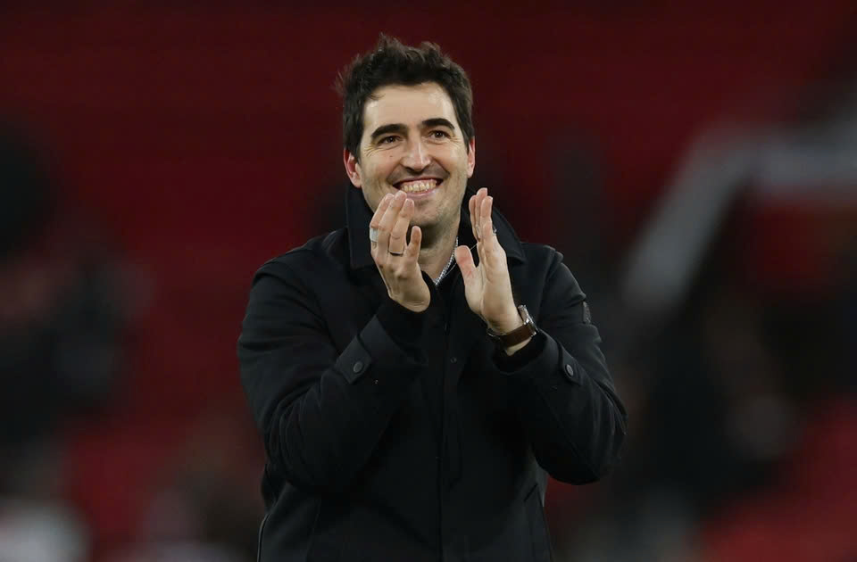 Andoni Iraola, từ một huấn luyện viên tiềm năng tại Rayo Vallecano, giờ đây đã trở thành ngôi sao sáng trên băng ghế chỉ đạo tại Premier League.