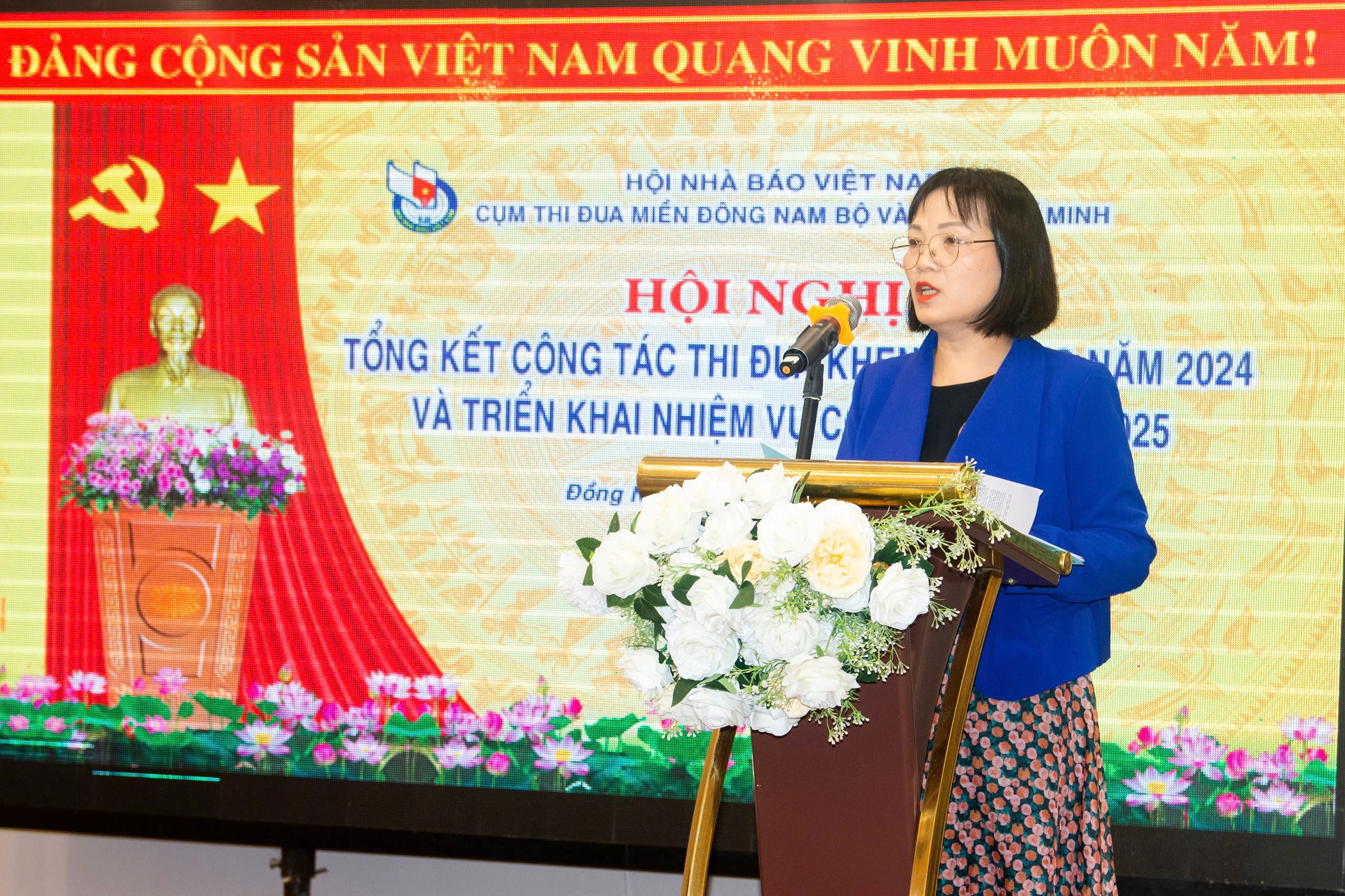 Nhà báo Lương Lan phát biểu tham luận tại hội nghị.