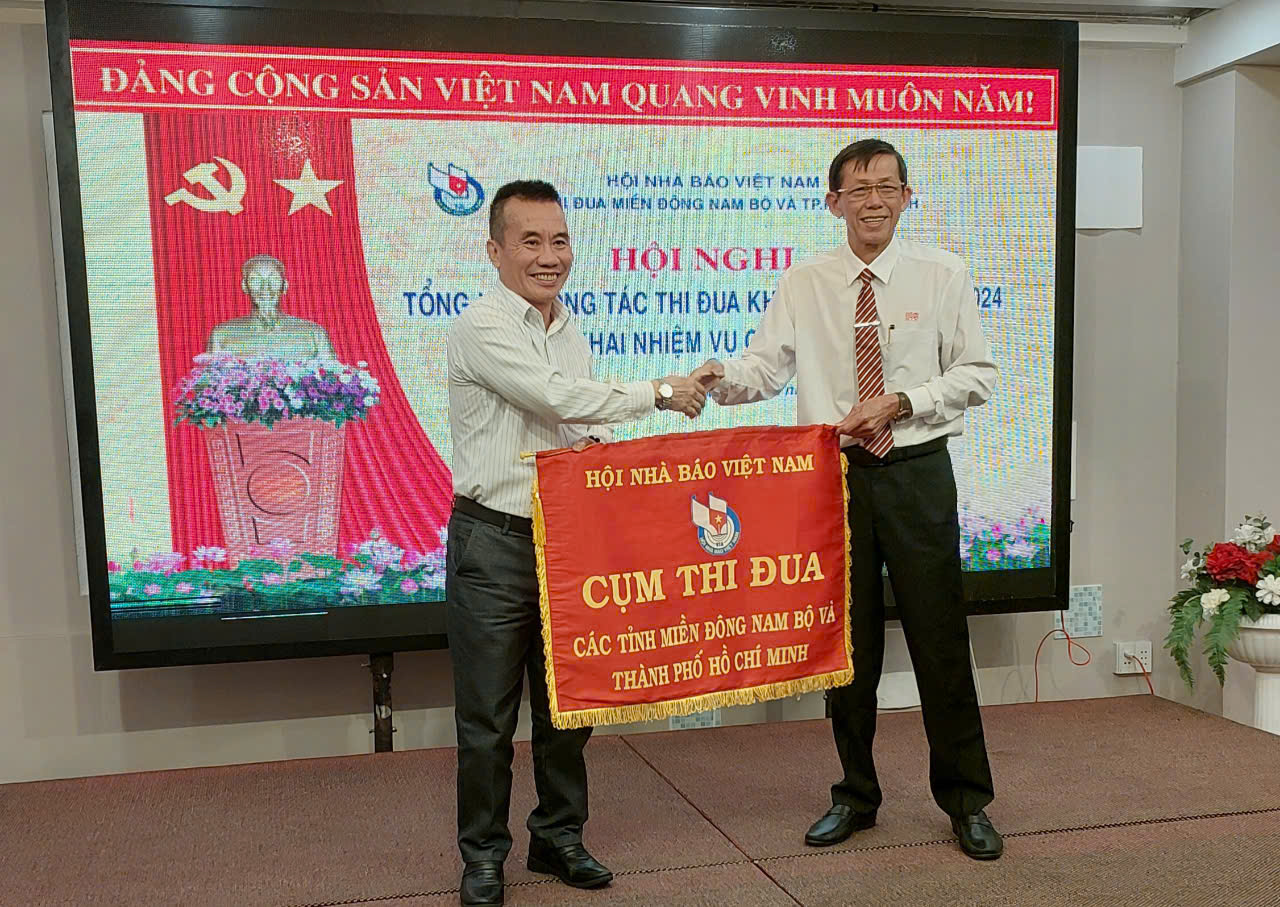 Cờ thi luân lưu đơn vị Cụm trưởng năm 2025 được trao cho Hội Nhà báo TP.Hồ Chí Minh.