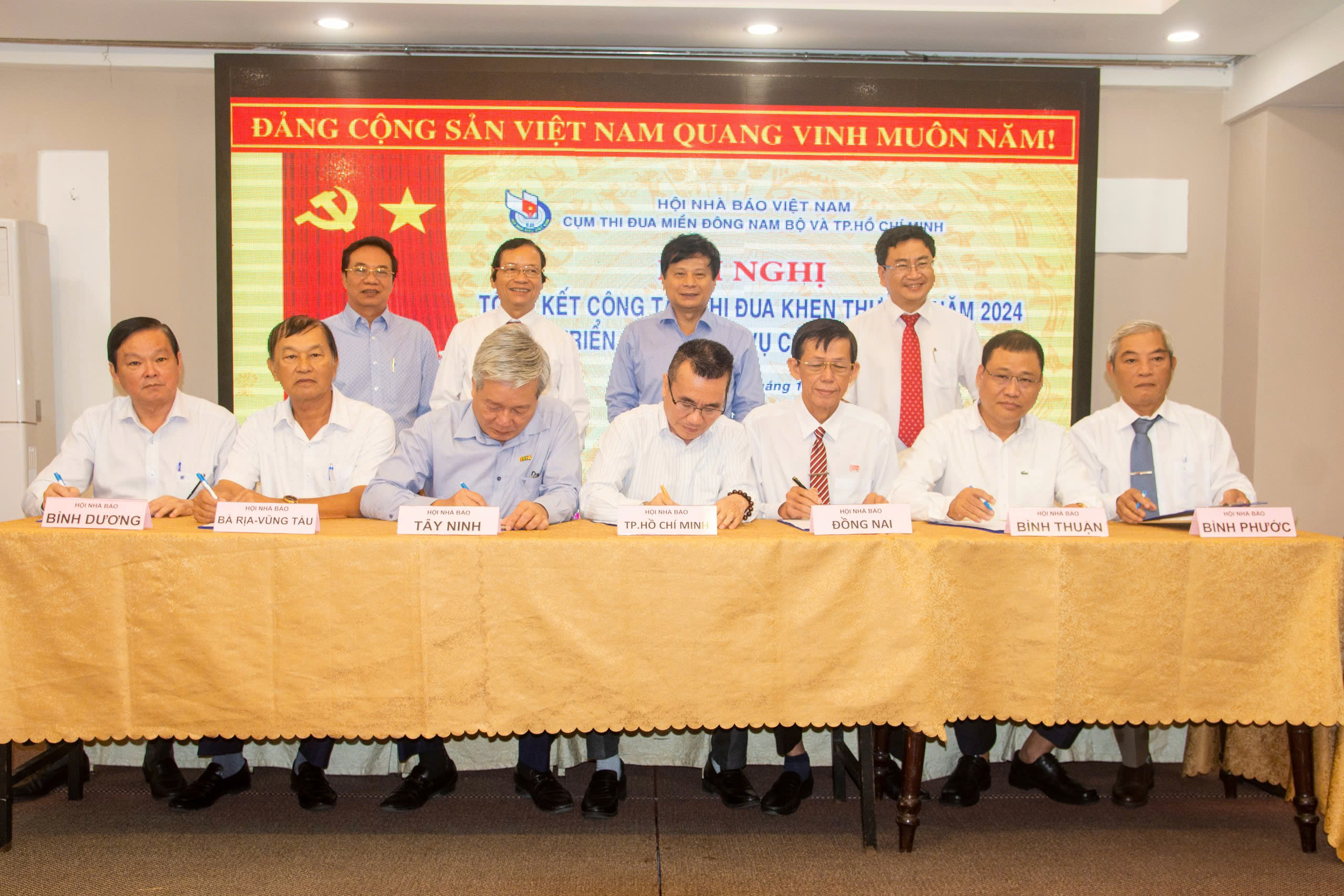 Cụm Hội Nhà báo miền Đông Nam Bộ và TP.Hồ Chí Minh ký giao ước thi đua năm 2025.
