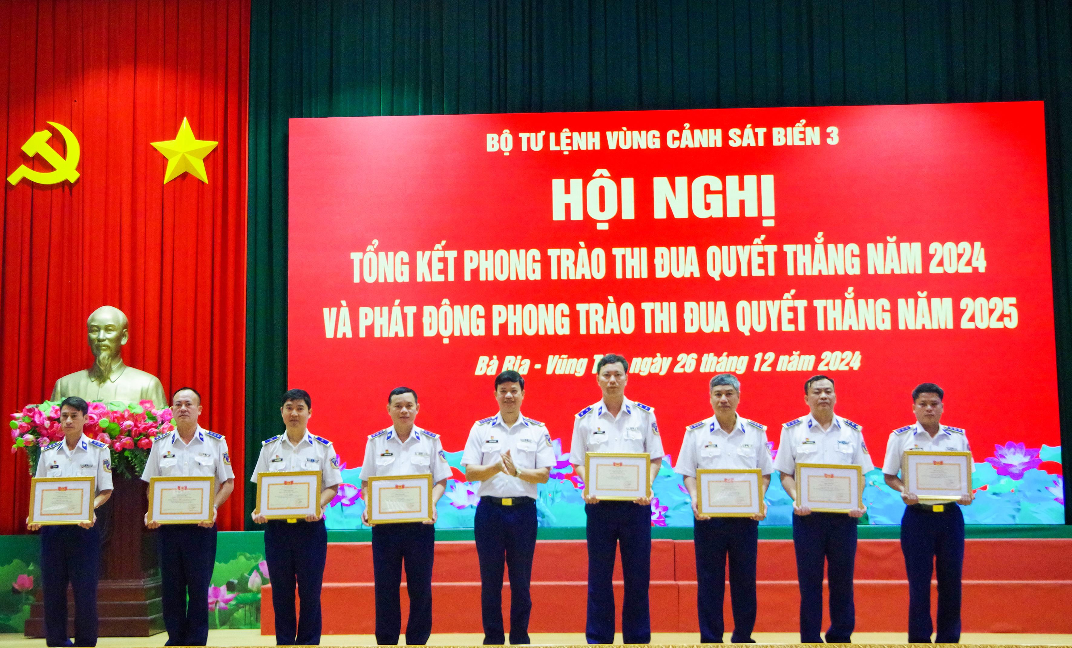 Đại tá Cao Xuân Quận, Phó Chính ủy Bộ Tư lệnh Vùng Cảnh sát biển 3 trao thưởng cho các tập thể, cá nhân có thành tích xuất sắc trong phong trào Thi đua Quyết thắng năm 2024.