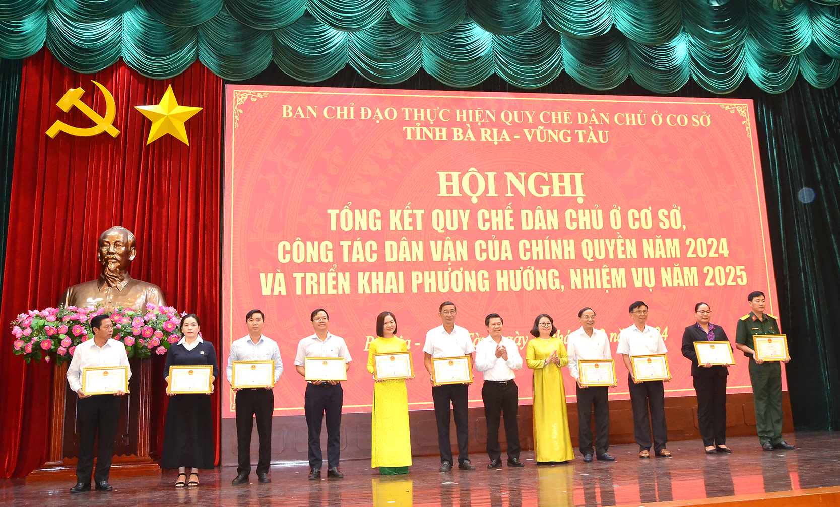 Bà Nguyễn Thị Yến, Phó Bí thư Thường trực Tỉnh ủy, Trưởng Đoàn ĐBQH tỉnh và ông Nguyễn Văn Xinh,  Ủy viên Ban Thường vụ, Trưởng Ban Tuyên giáo Tỉnh ủy tặng Bằng khen cho các tập thể đạt thành tích  xuất sắc trong thực hiện quy chế dân chủ và dân vận của chính quyền năm 2024.