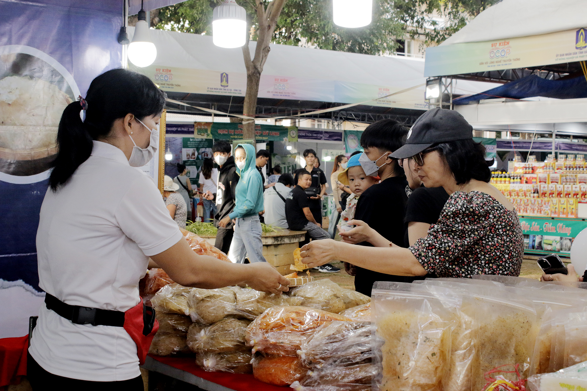 Người dân và du khách tham quan, thưởng thức các sản phẩm OCOP của tỉnh Bà Rịa - Vũng Tàu.