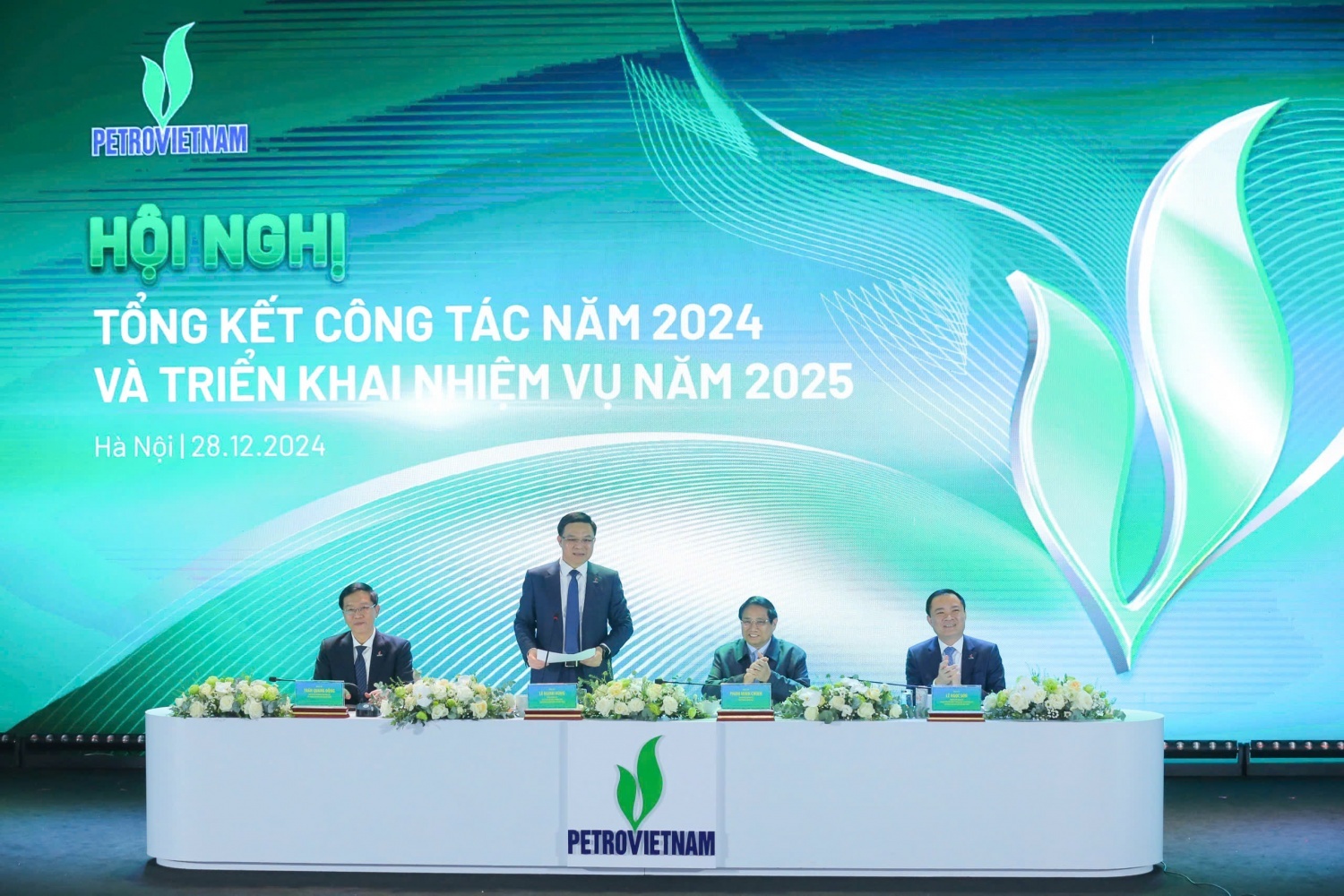 Thủ tướng Phạm Minh Chính nghe lãnh đạo Petrovietnam giới thiệu về các đổi mới trong hoạt động, ứng dụng khoa học công nghệ của Tập đoàn