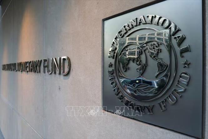 Biểu tượng của Quỹ Tiền tệ Quốc tế (IMF) bên ngoài trụ sở ở Washington, Mỹ.