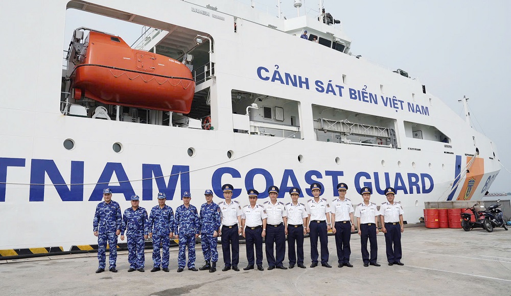 Đại tá Nguyễn Trần Đông. Phó Tư lệnh Vùng Cảnh sát biển 3 đón đoàn công tác tàu CSB 8005 cập cảng.