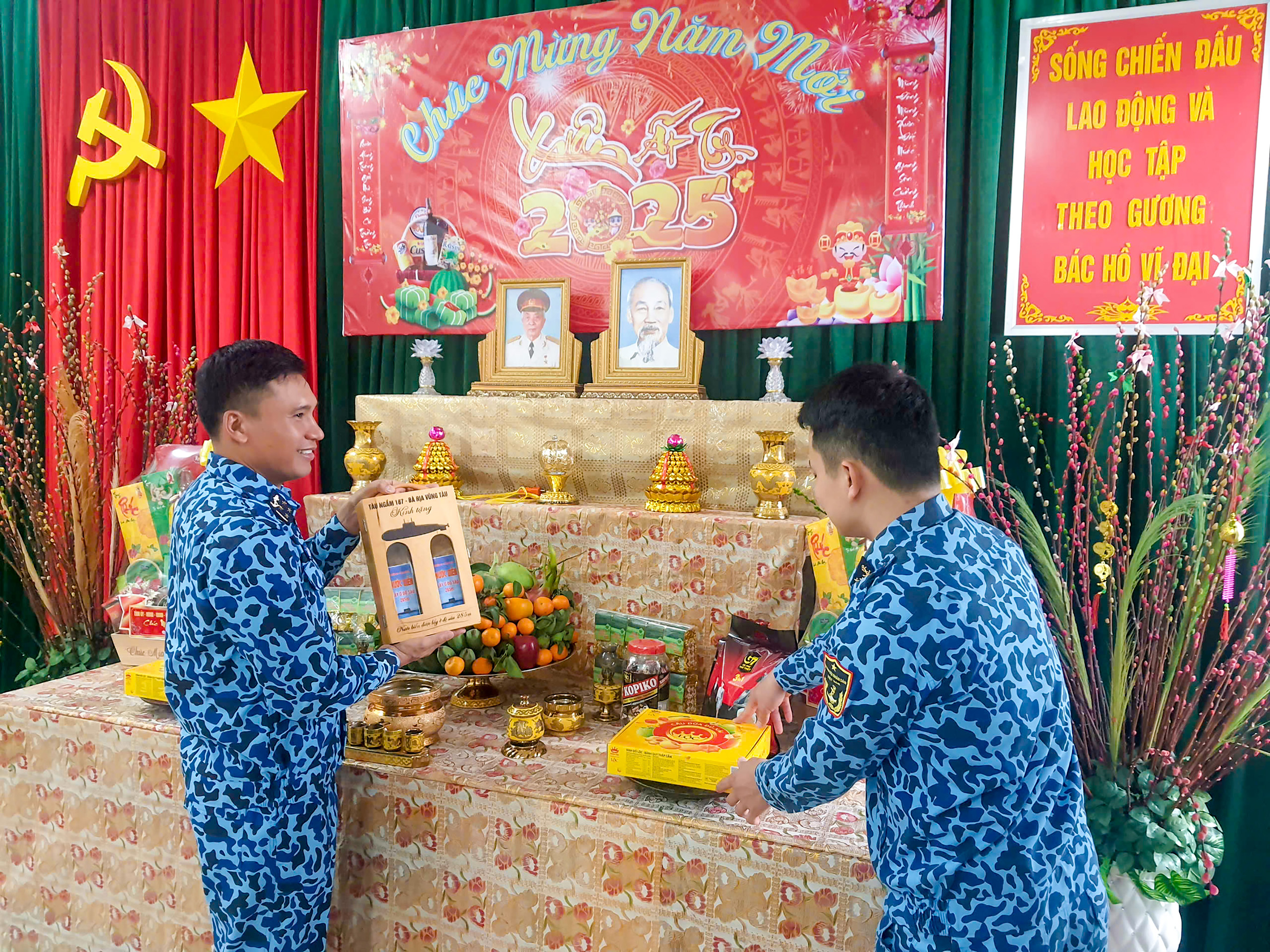 Cán bộ, thủy thủ Tàu ngầm 187 - Bà Rịa-Vũng Tàu trang trí ban thờ cùng chai nước biển được lấy từ đáy biển sâu, mang theo hơi thở của biển cả, như một lời báo công dâng lên Bác về những thành tích mà đơn vị đã đạt được. 