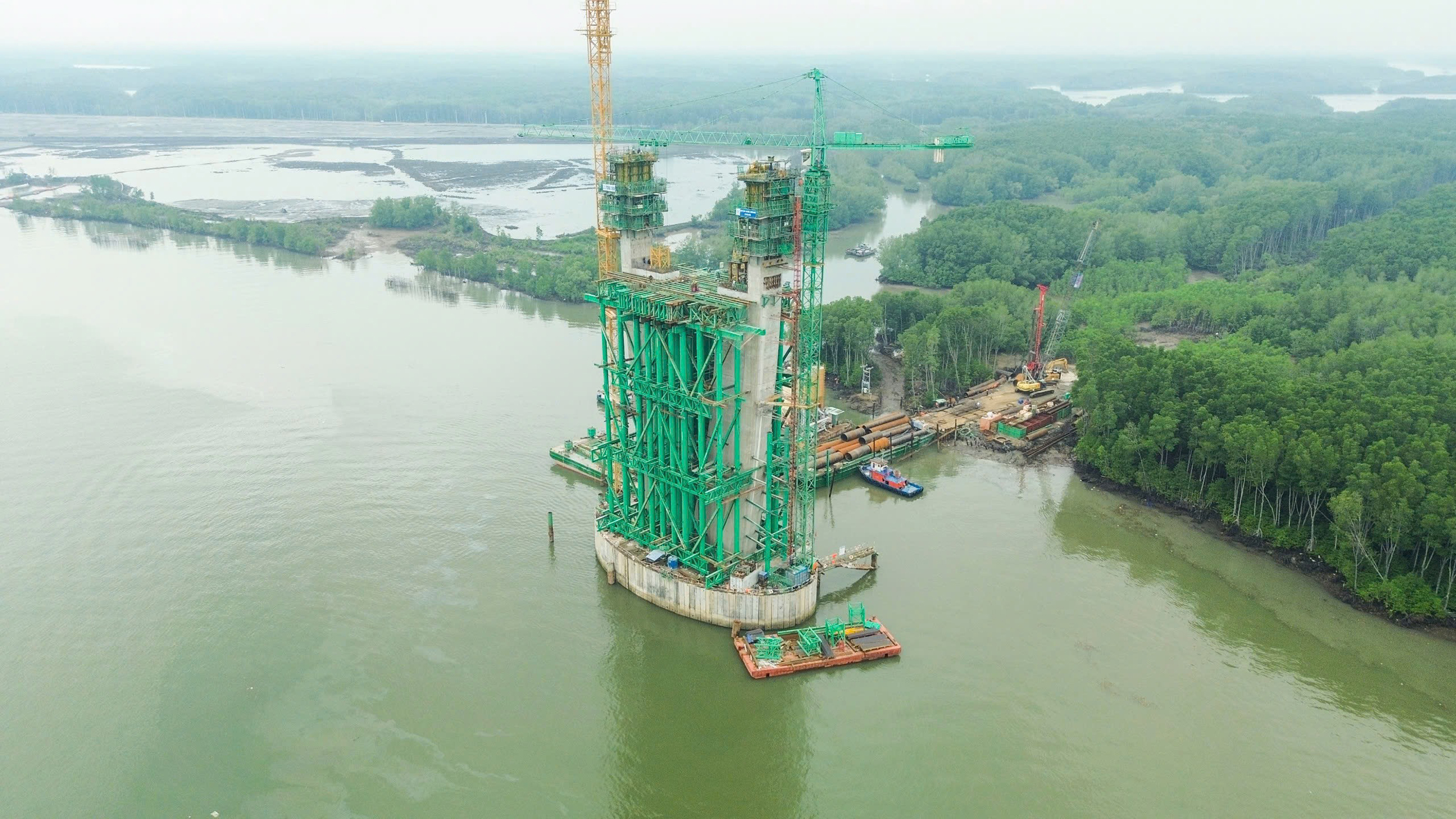 Lắp dựng đà giáo thi công khối dầm K0 trên trụ T39 dự án cầu Phước An.