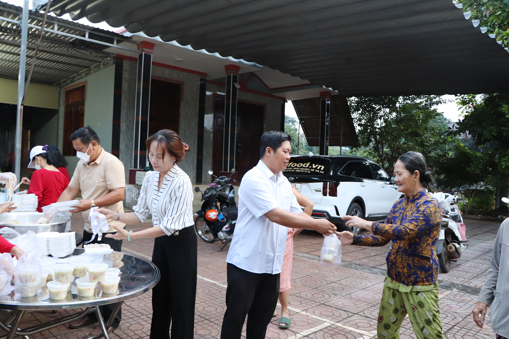 Những suất ăn nóng hổi được trao tận tay người khó khăn.