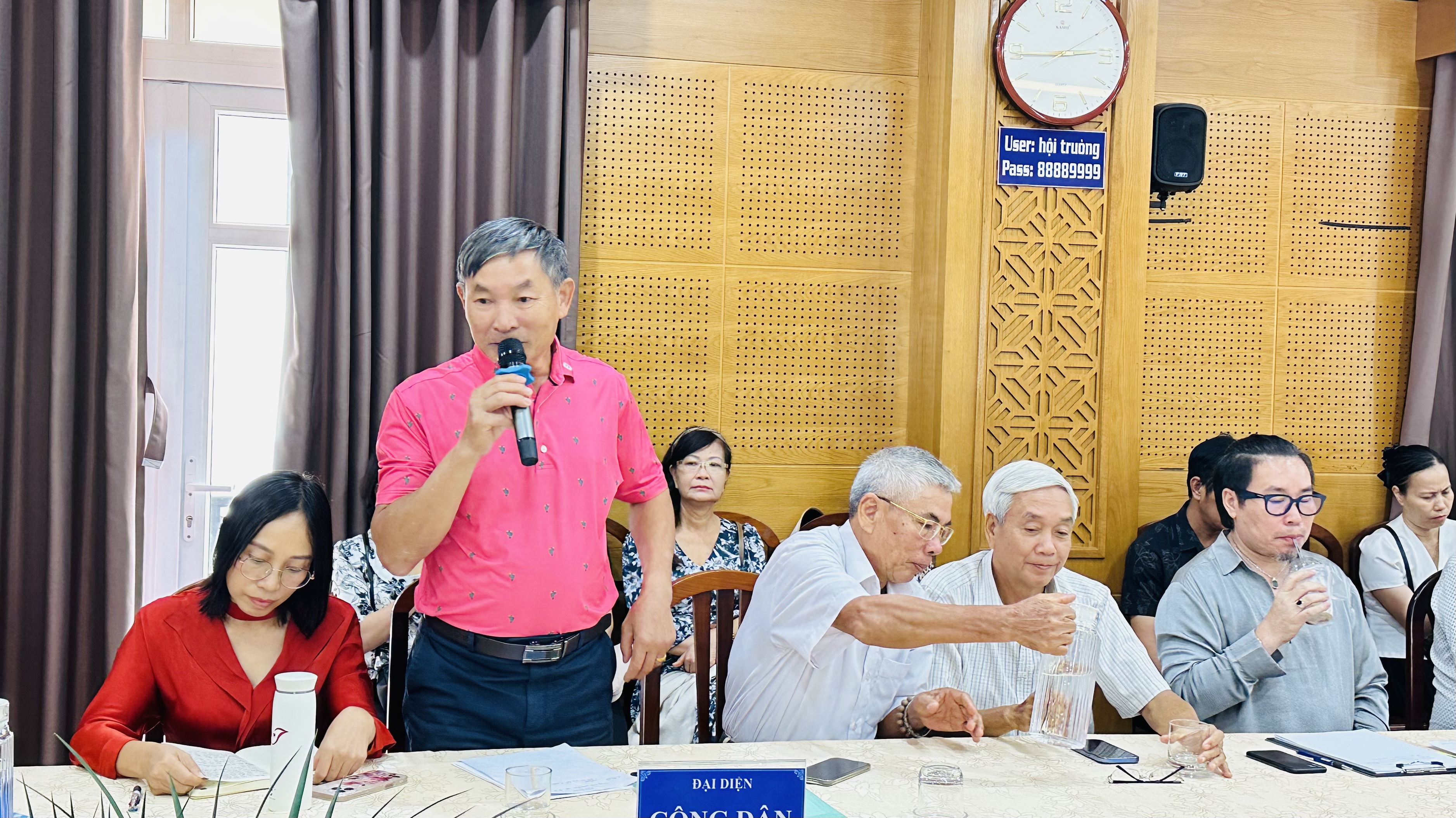Đại diện một hộ dân phát biểu tại buổi đối thoại về dự án Metropolitan.