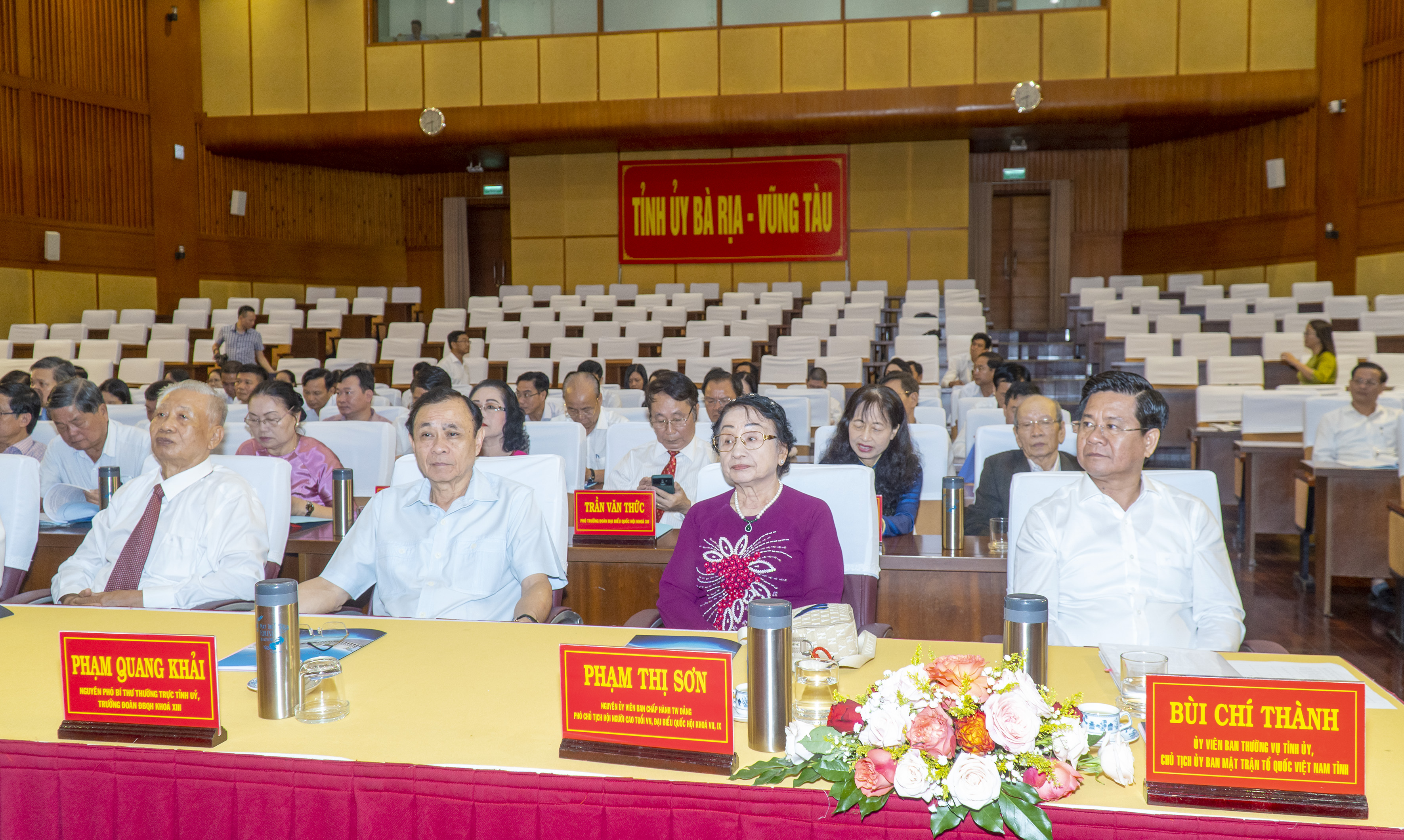 Các đại biểu tham dự hội nghị.