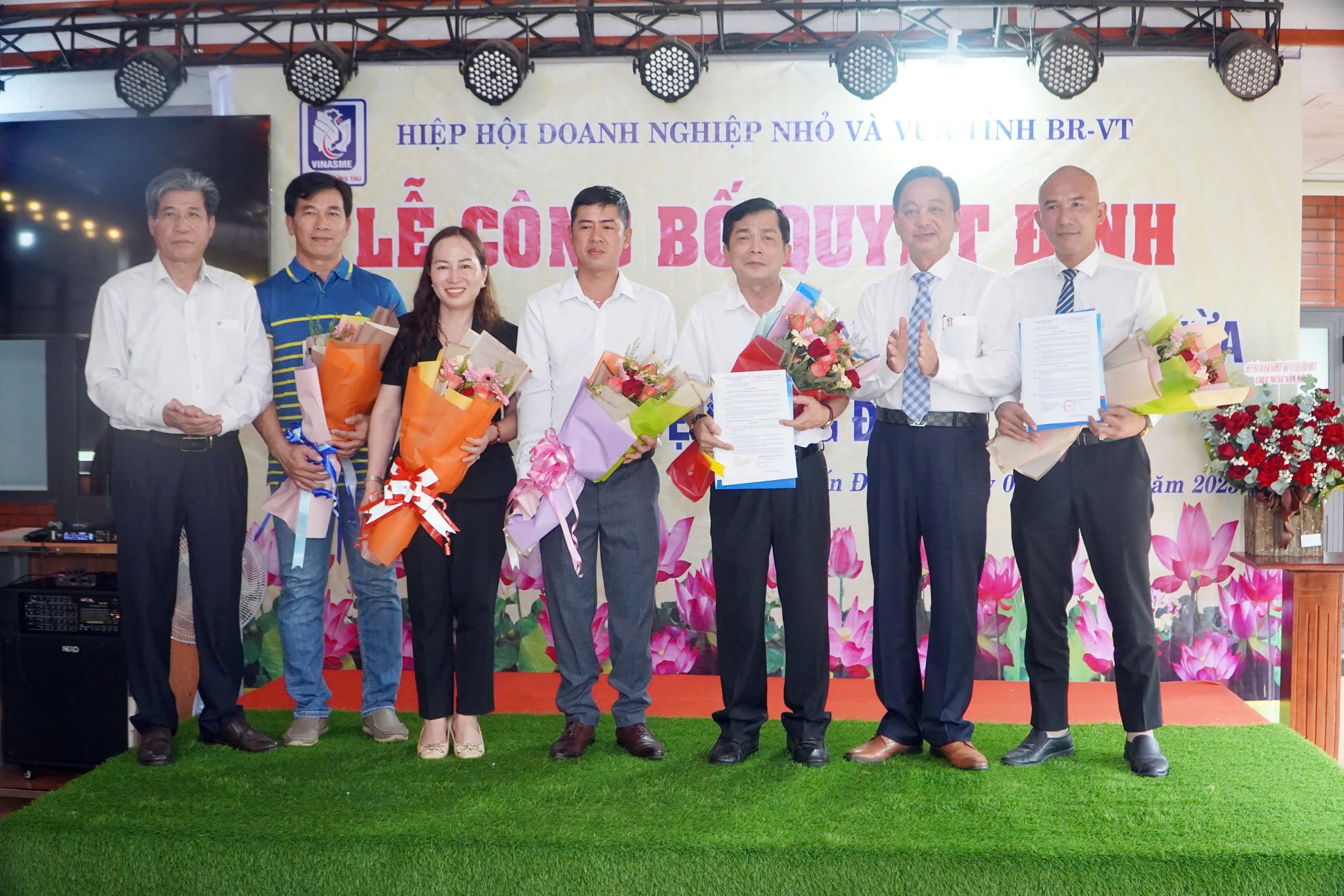 Lãnh đạo Hiệp hội DNNVV tỉnh trao Quyết định và hoa chúc mừng BCH Chi hội DNNVV huyện Long Đất.