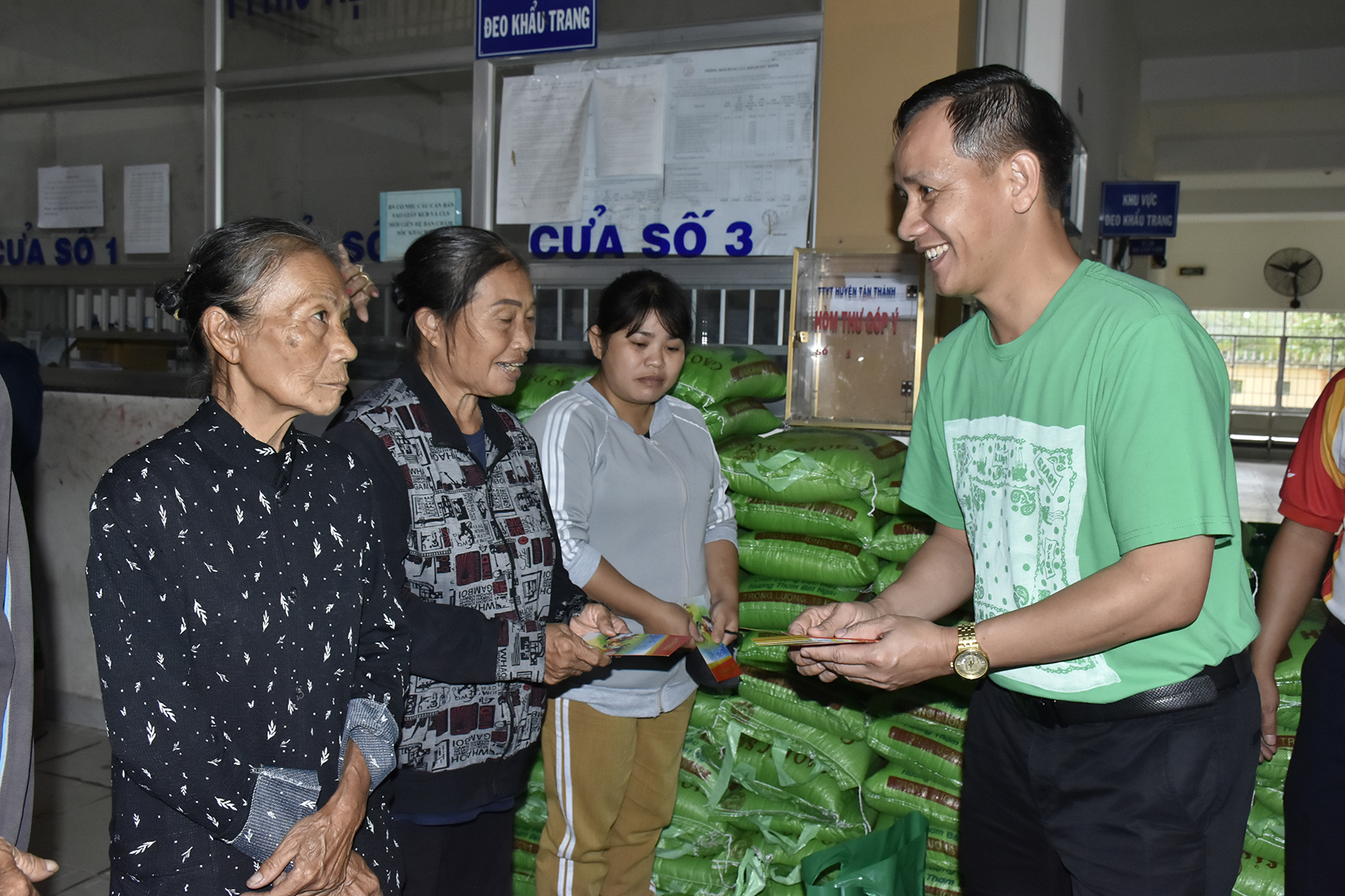 Ông Nguyễn Văn Hoàng, Giám đốc HDBank vùng Đông Nam Bộ trao quà cho hộ có hoàn cảnh khó khăn.