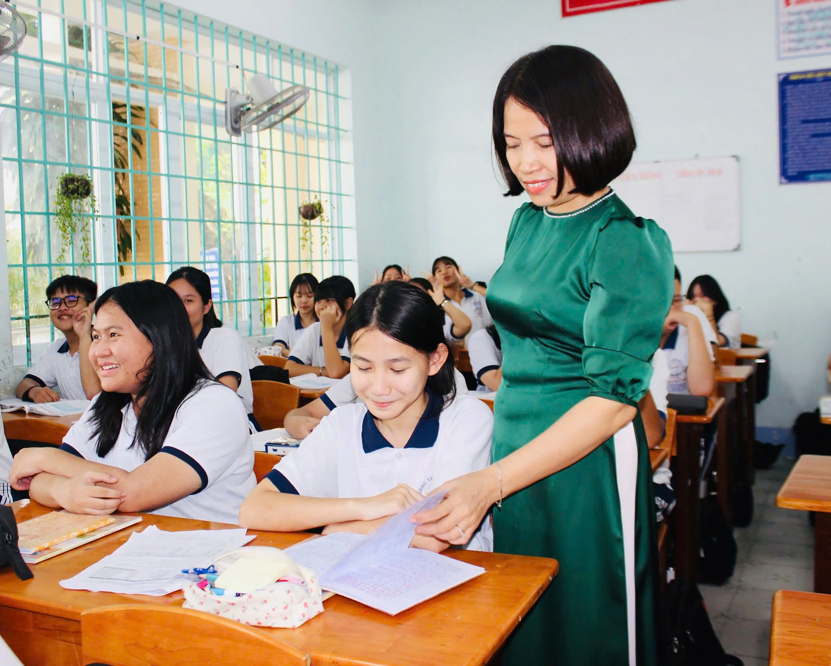 Nhờ chính sách hỗ trợ học phí, số lượng HS bỏ học giảm dần qua từng năm học. Trong ảnh: HS Trường THCS Kim Đồng (TP.Bà Rịa) trong giờ học.
