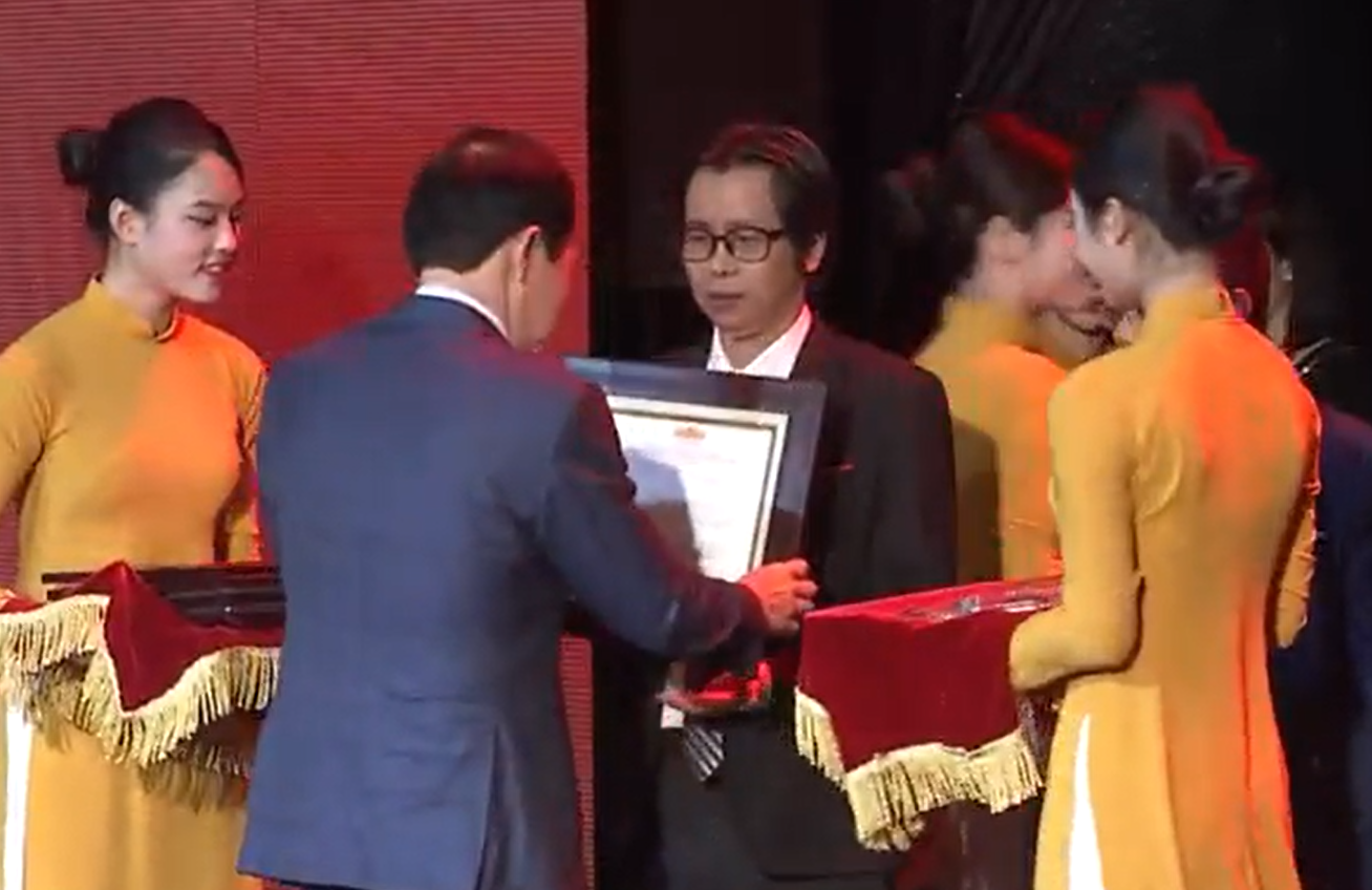 Nhà báo Nguyễn Phúc Lưu, đại diện nhóm tác giả Báo Bà Rịa-Vũng Tàu và Đài Phát Thanh-Truyền Hình Bà Rịa-Vũng Tàu nhận Giải Khuyến khích Giải Diên Hồng lần thứ ba năm 2025.