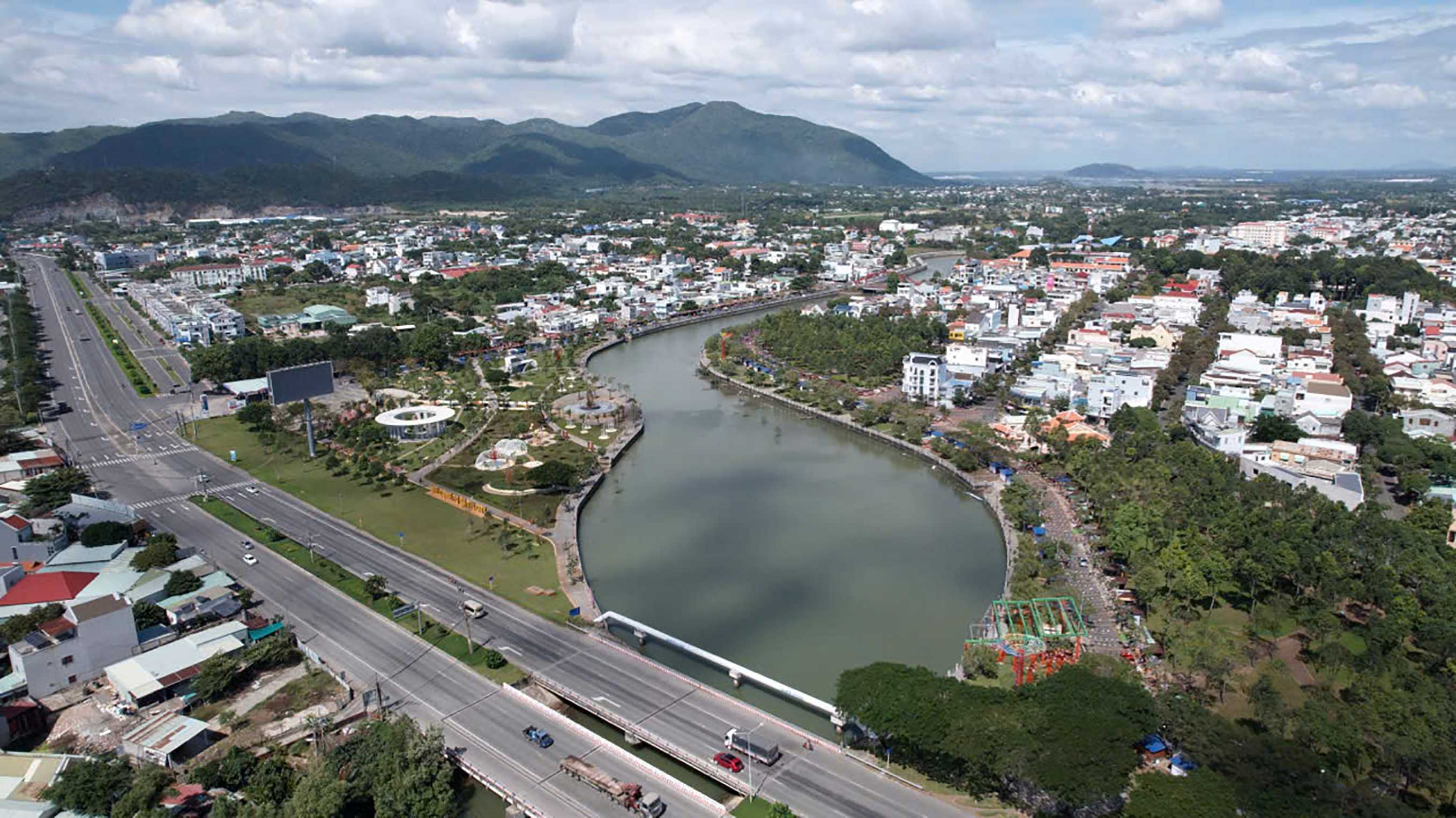 Đến nay, các đô thị của tỉnh đã phủ kín quy hoạch, đáp ứng được công tác quản lý cũng như phát triển kinh tế - xã hội. Trong ảnh: Một góc đô thị Bà Rịa nhìn từ trên cao.