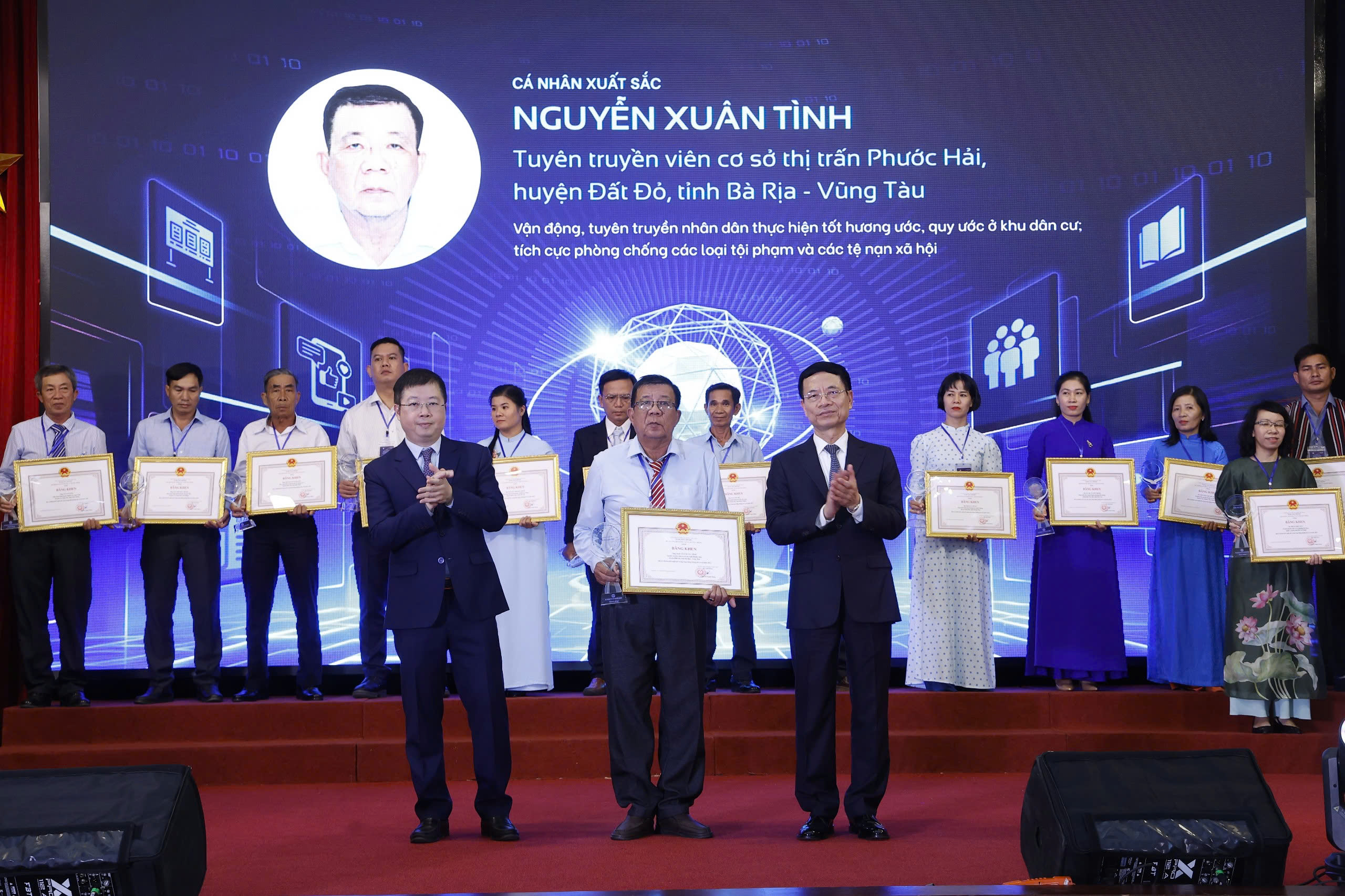 Lãnh đạo Bộ Thông tin-Truyền thông trao Bằng khen điển hình tiên tiến toàn quốc  trong công tác thông tin cơ sở năm 2024 cho ông Nguyễn Xuân Tình vào ngày 8/10/2024.