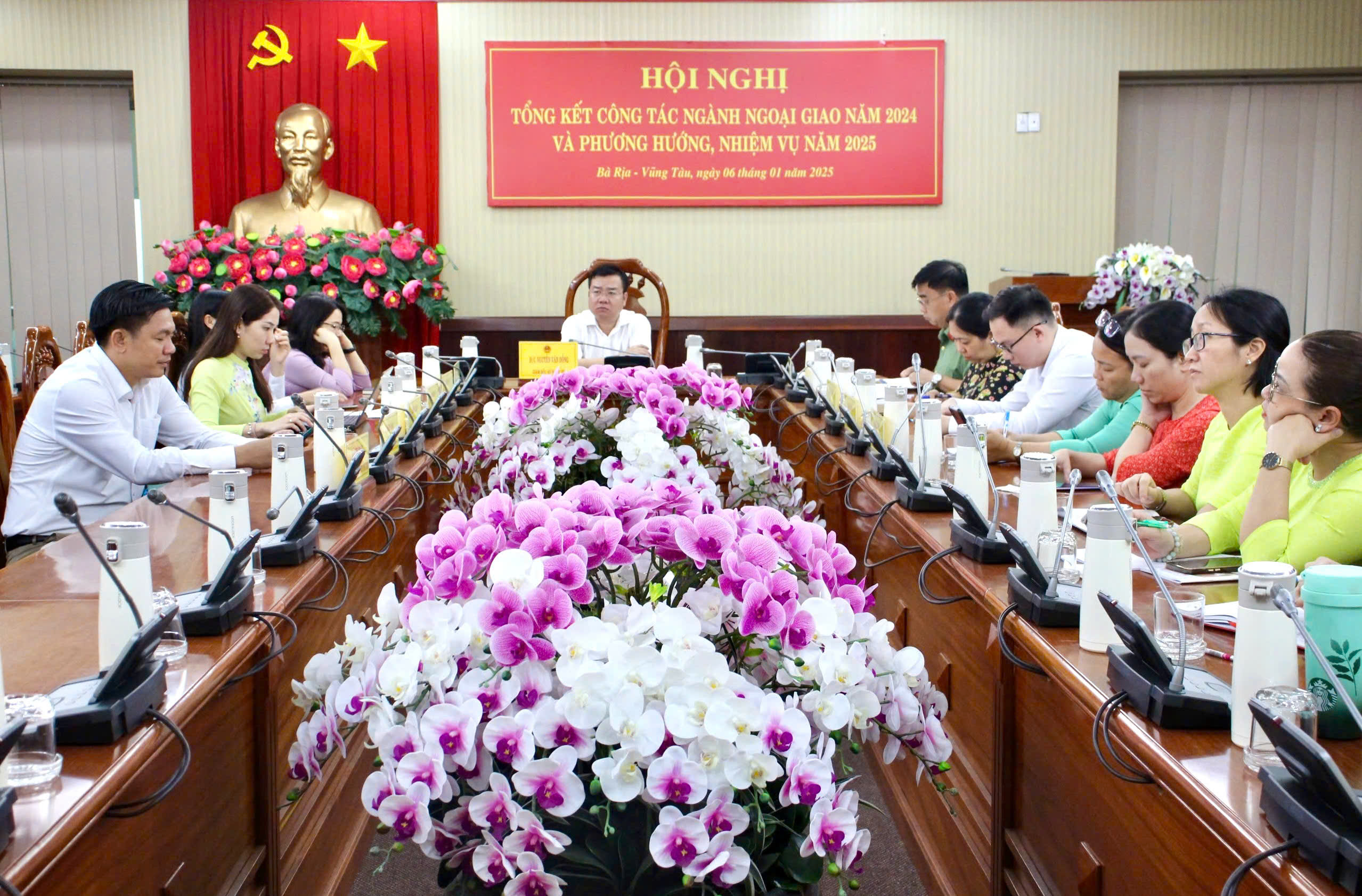 Tại điểm cầu tỉnh Bà Rịa-Vũng Tàu, có ông Nguyễn Văn Đồng,  Giám đốc Sở Ngoại vụ và đại diện các sở, ngành của tỉnh.