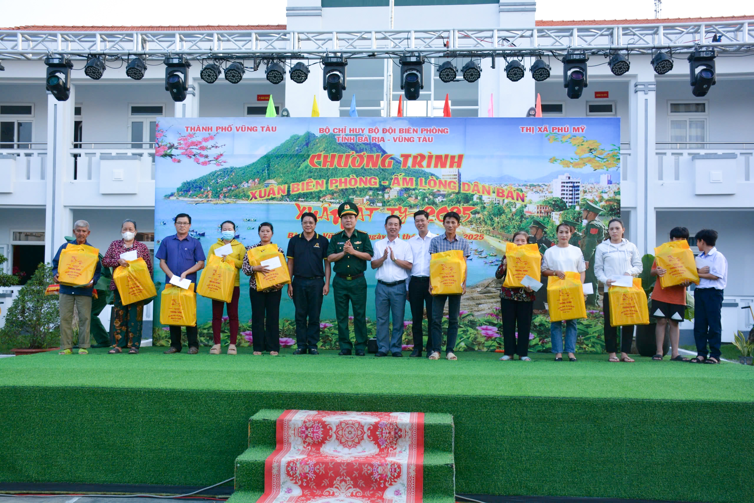 Bộ Chỉ huy BĐBP tỉnh cùng các đơn vị tặng các suất quà cho người dân có hoàn cảnh khó khăn trên địa bàn xã quản lý Đồn Biên phòng Long Sơn.