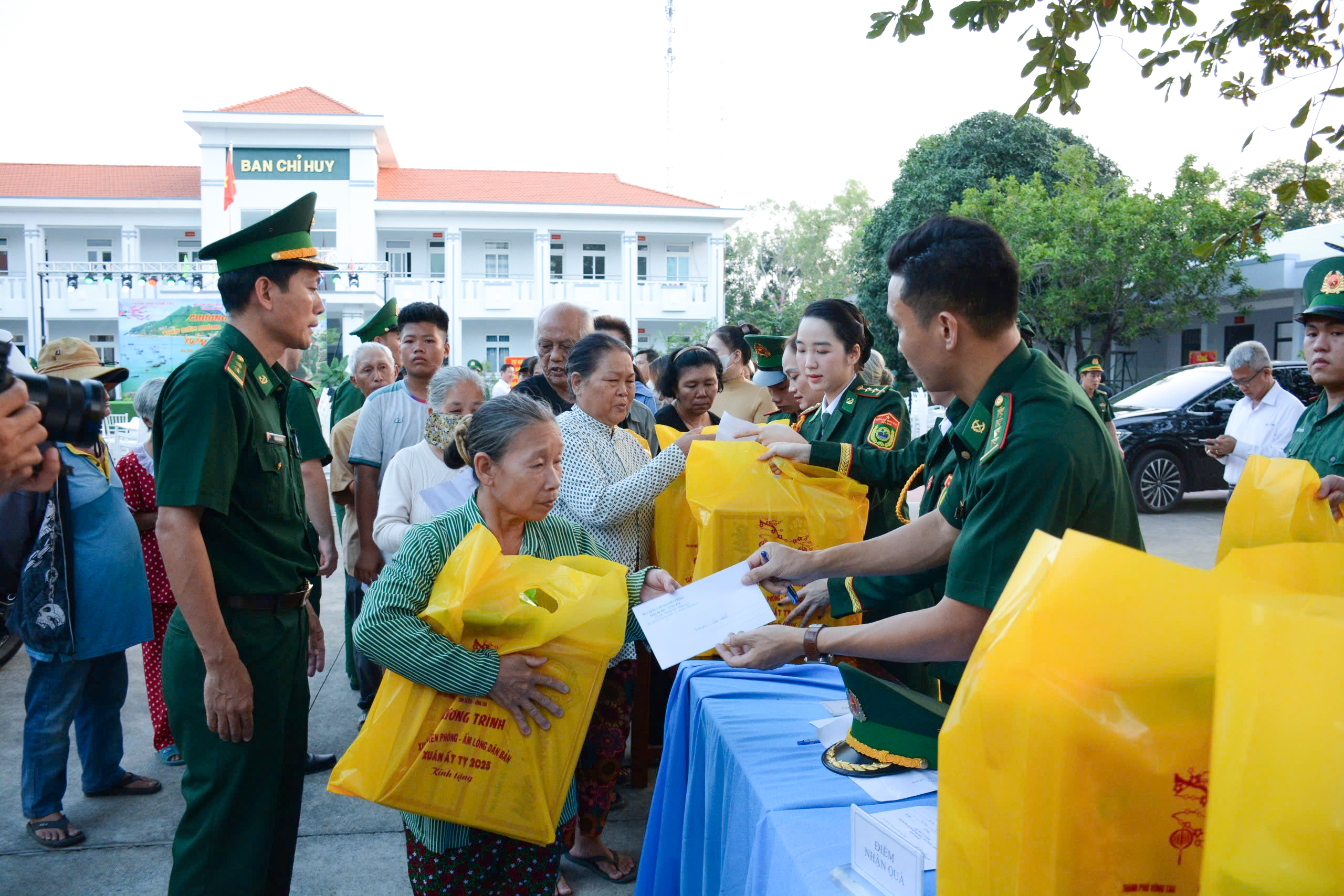 Người dân phấn khởi khi nhận được các suất quà từ BĐBP tỉnh.