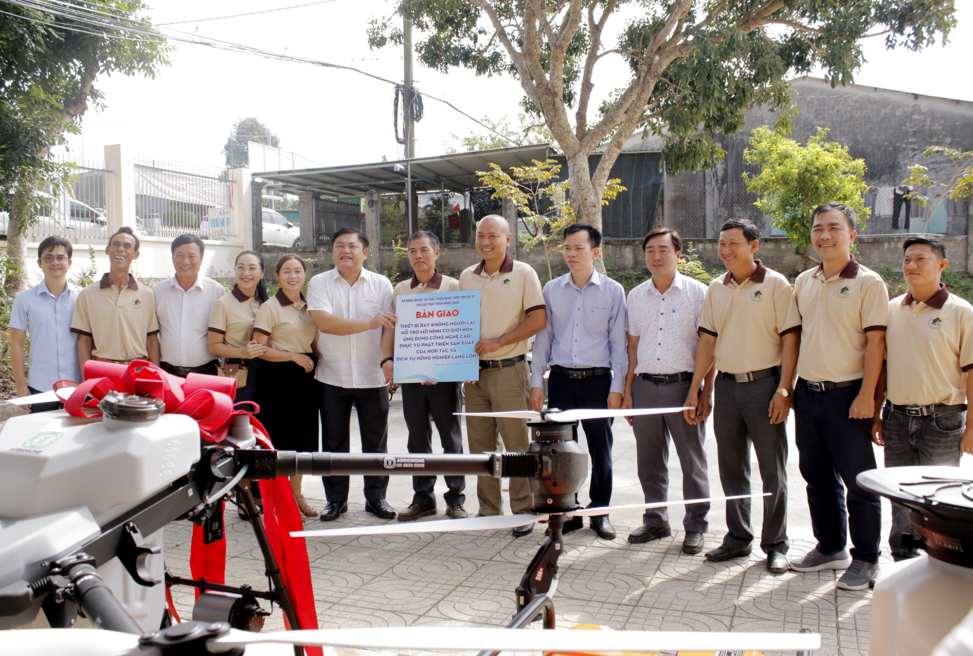 Chi cục Phát triển Nông thôn bàn giao thiết bị bay không người lái cho HTX Dịch vụ Nông nghiệp Láng Lớn sáng 11/1.